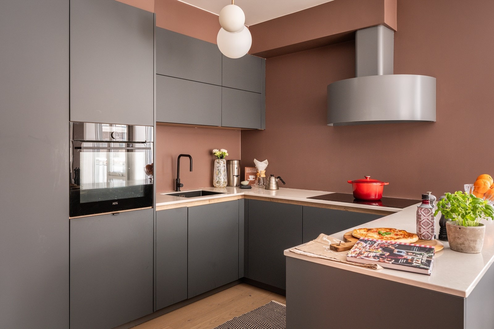 Kjøkkenet er håndtaksfritt og byr på rikelig med lagringsplass. Galleribilde