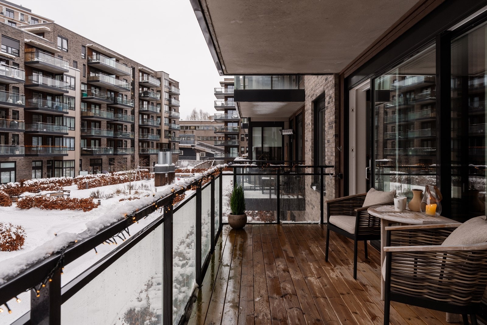 Gulvet er belagt med terrassebord som gir et lunt preg og økt komfort. Galleribilde