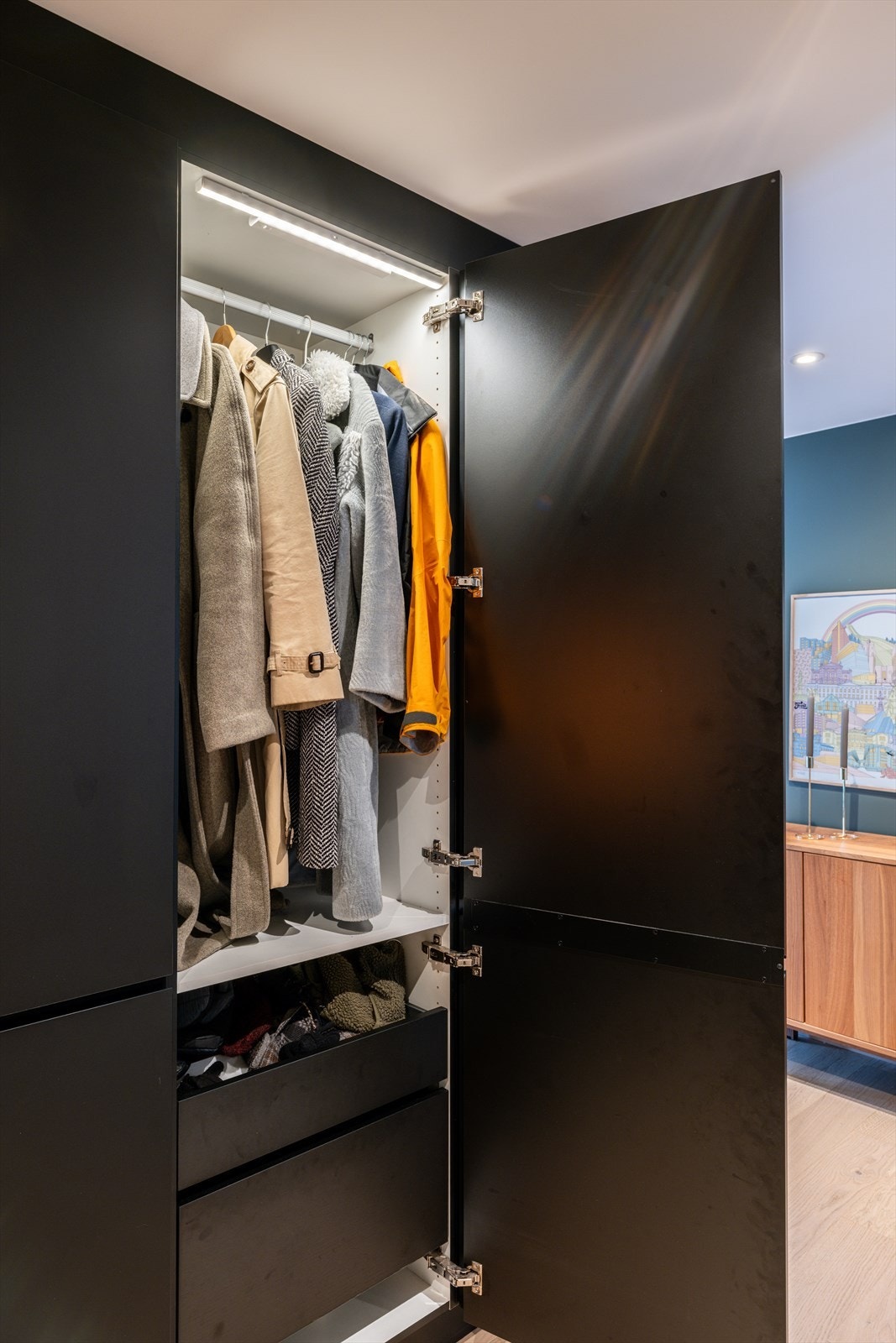 Skapet har rikelig med lagringsplass og integrert belysning. Galleribilde