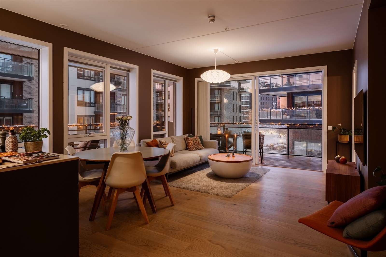 Den store skyvedøren sørger for en sømløs overgang mellom inne- og uterom. Galleribilde