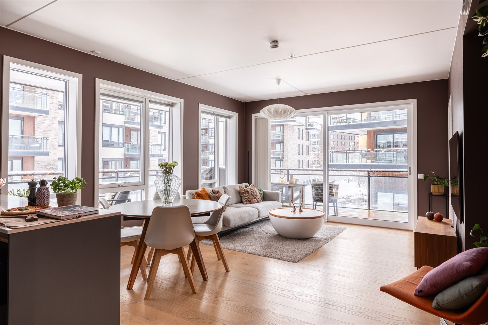 Her får dere et stilrent og påkostet hjem i et nyere bygg fra 2021. Galleribilde