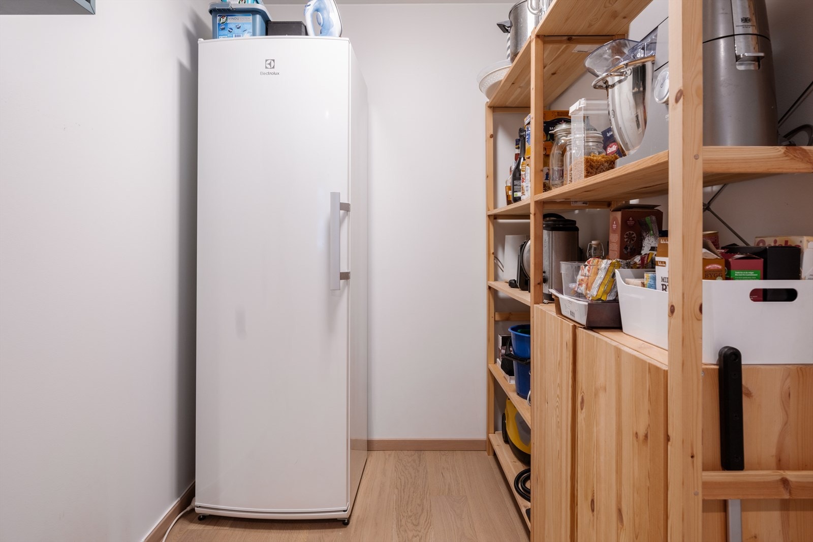 Stor og praktisk innvendig bod gir rikelig med lagringsplass. Galleribilde