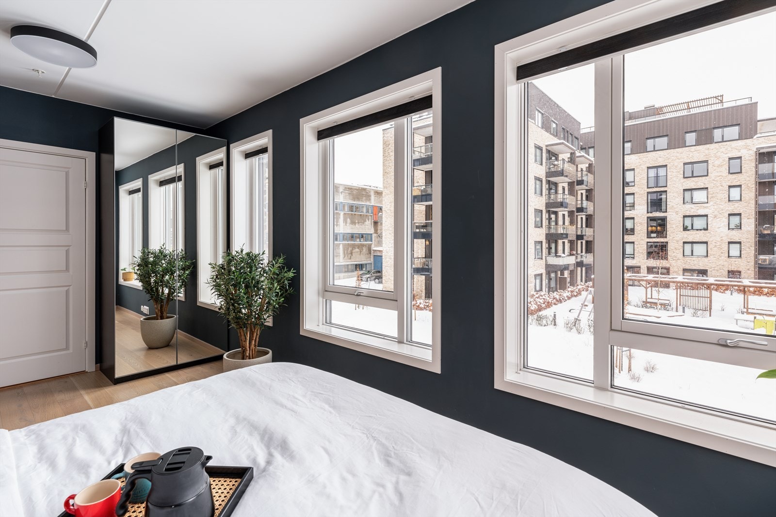 Det er montert utvendig solskjerming, tilpasset morgensol. Galleribilde