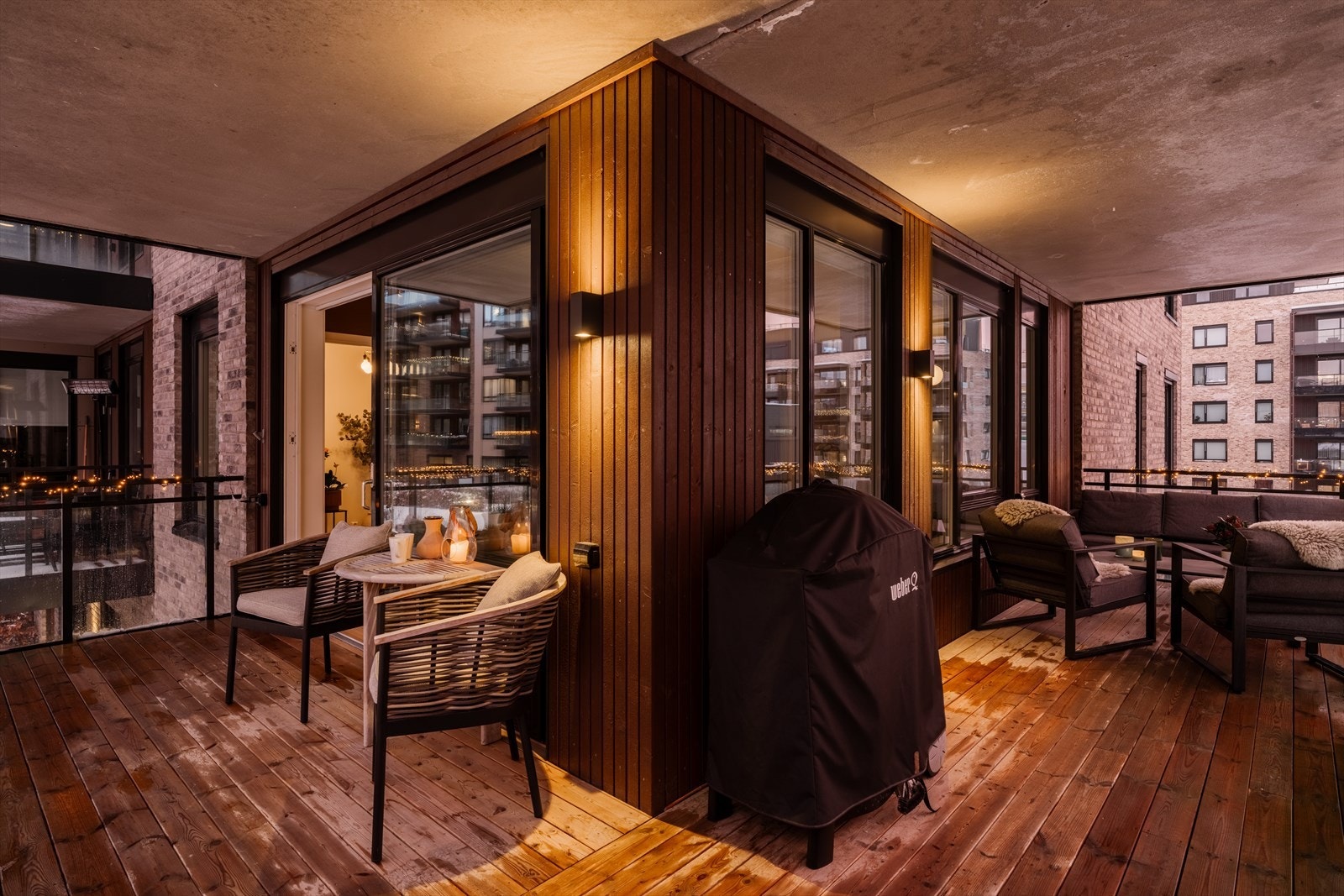 Den gode størrelsen sørger for god plass til flere sittegrupper, grill og alt som hører sommeren med. Galleribilde