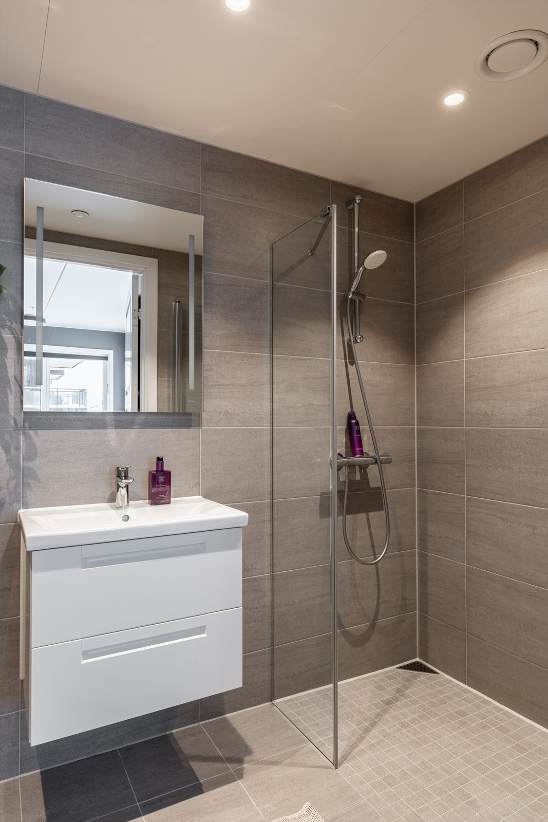 Dusjnisje bak innfellbare dører og god belysning i himlingen. Galleribilde