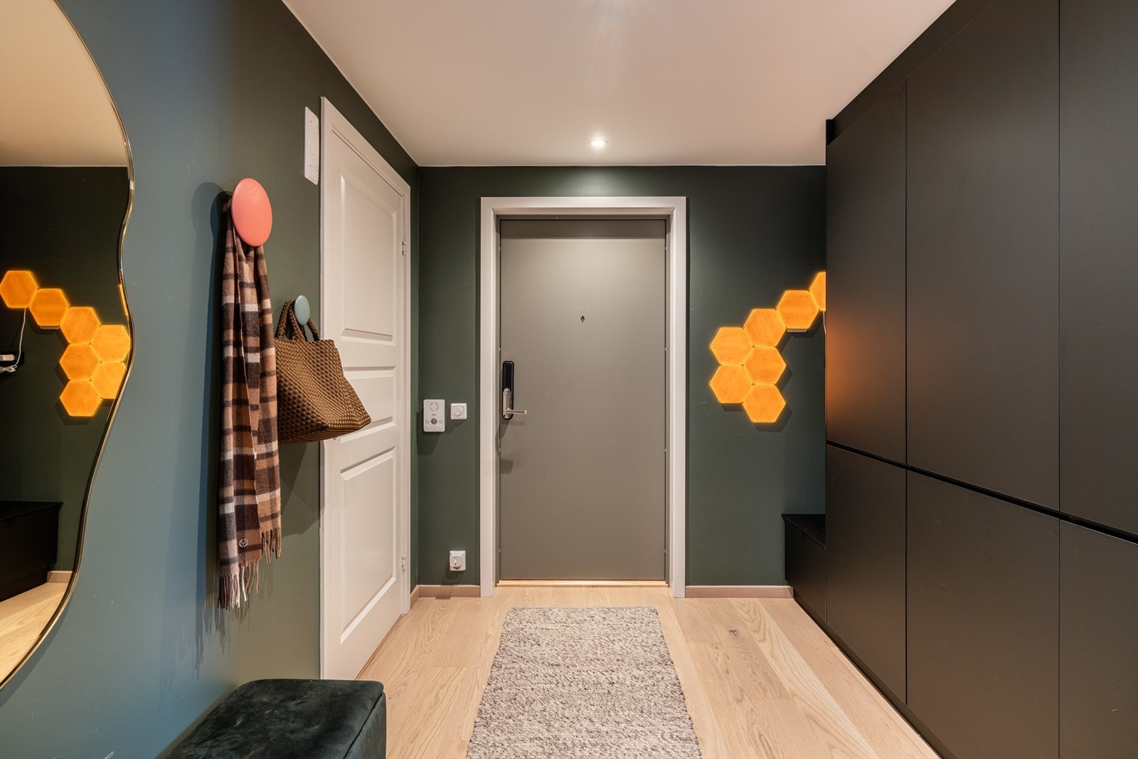 Stilren spesialtilpasset garderobe levert av Kvik. Galleribilde