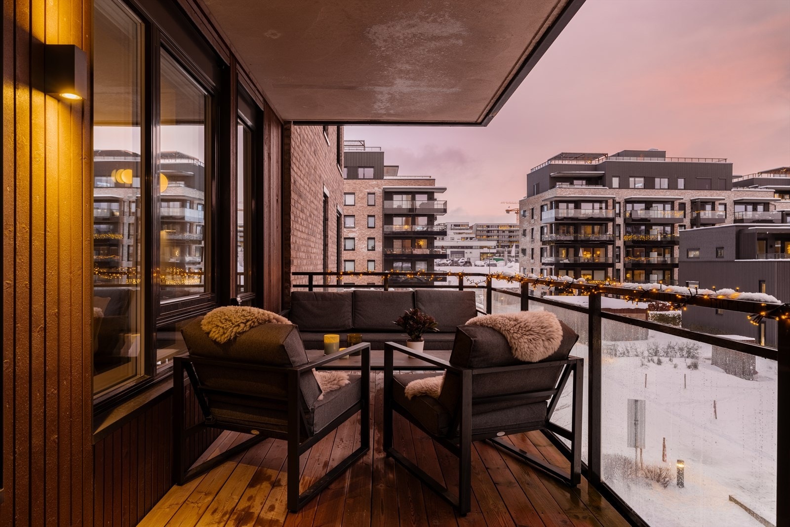 Her får dere en stor, flott hjørnebalkong på 25 kvm som er vest- og nordvendt. Galleribilde