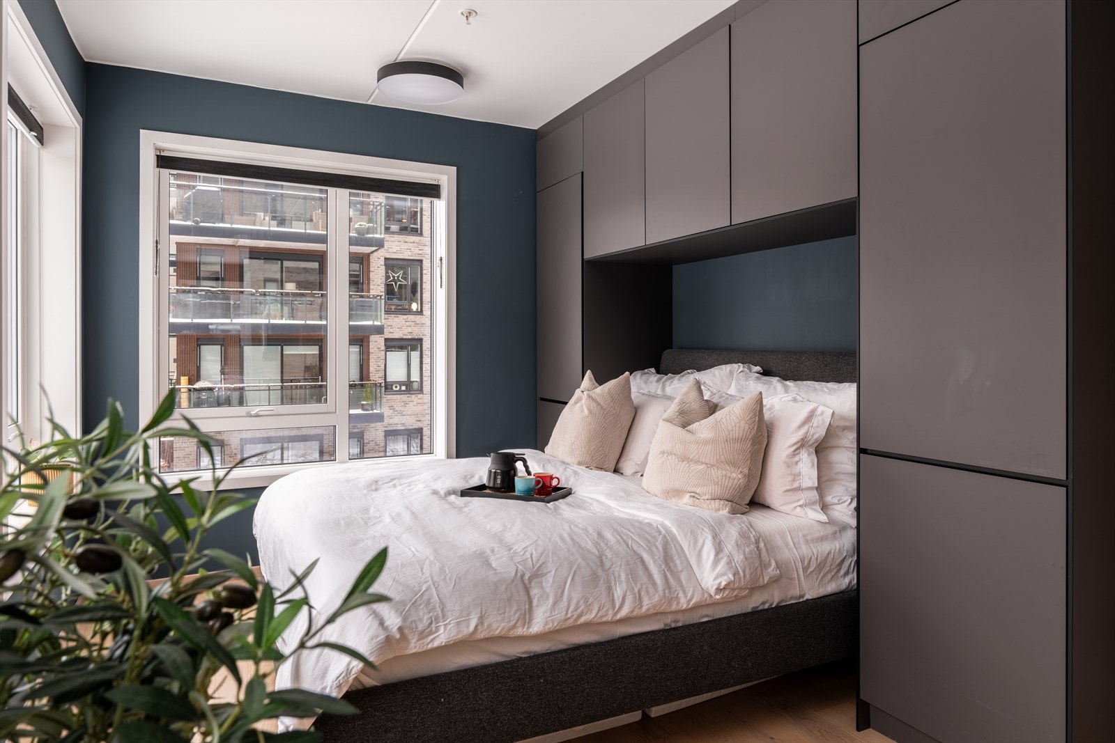 Velgnet plass til dobbeltseng mellom en flott spesialtilpasset garderobe fra Kvik. Galleribilde