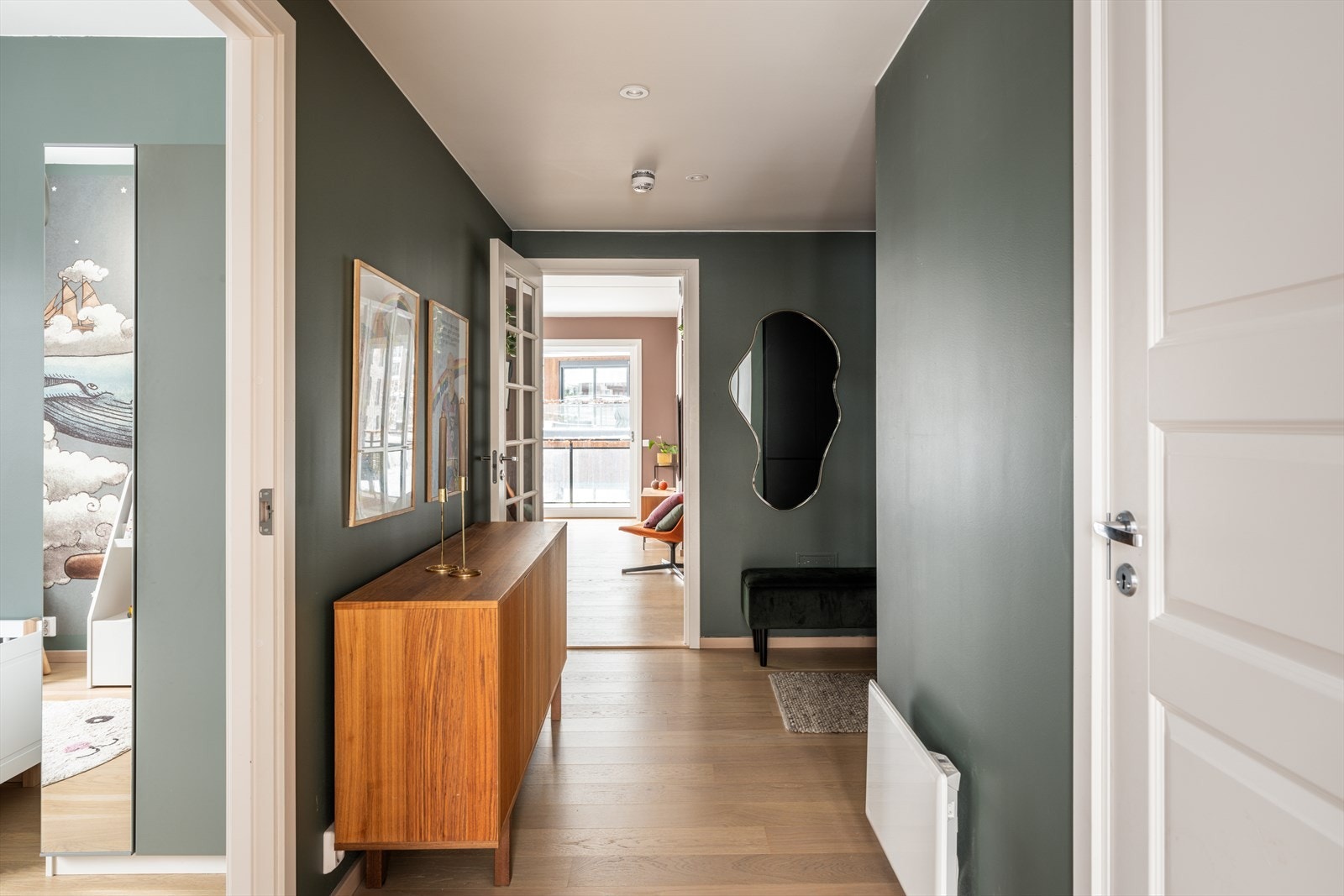 Leiligheten har oppgraderte, lyddempende innvendige dører. Galleribilde