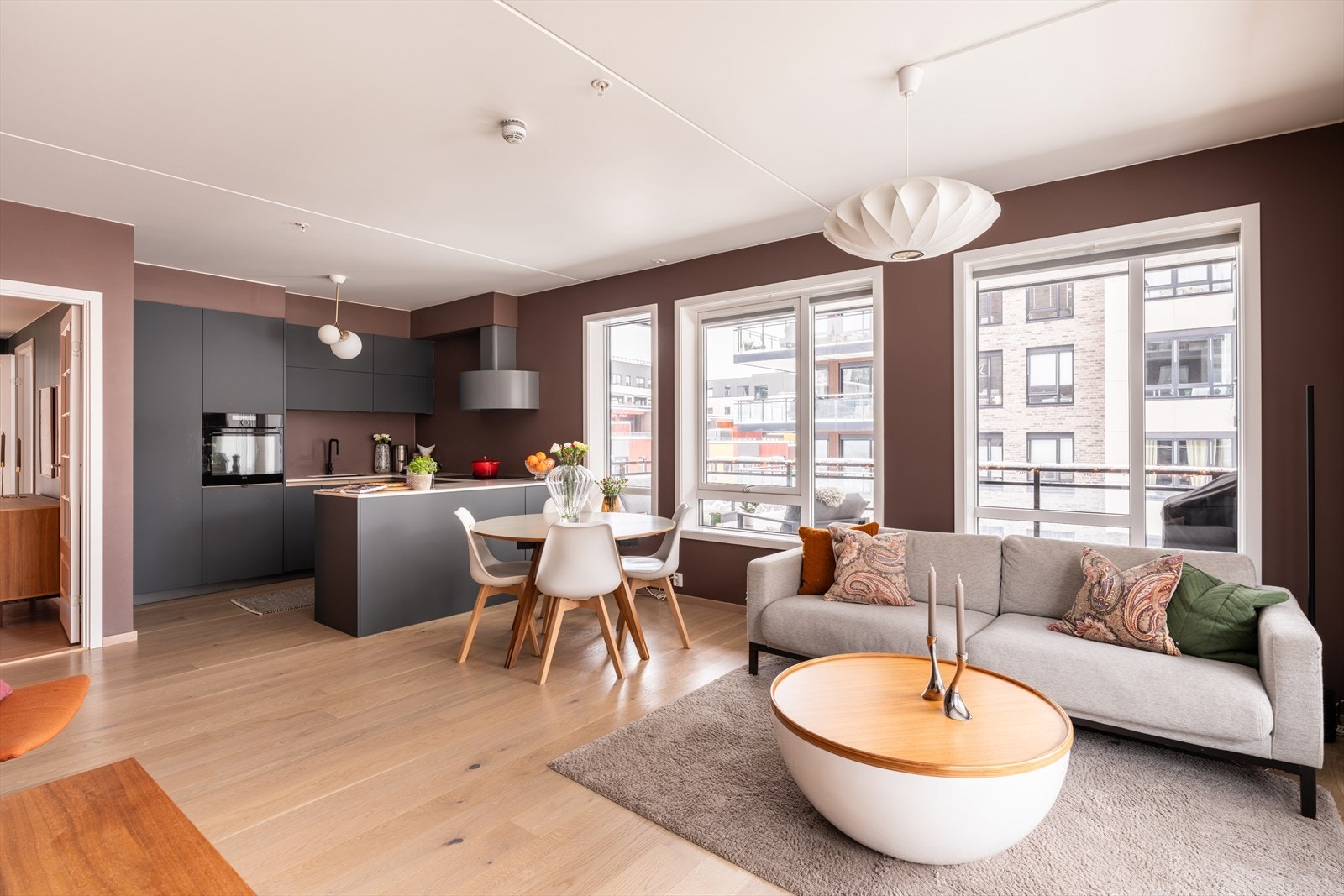 På gulvet er det lagt en lekker, oppgradert en-stavs parkett med matchende lister. Galleribilde