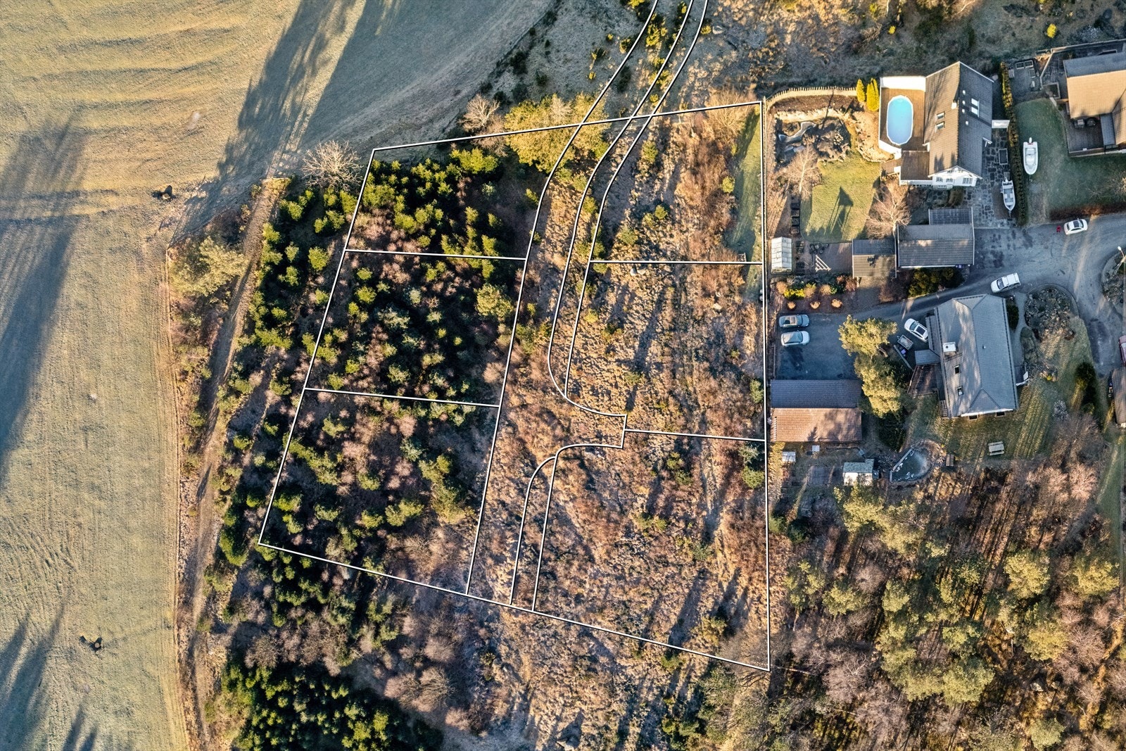 Tomta er ferdig regulert med bl.a 6 boligtomter (frittliggende småhusbebyggelse). Galleribilde