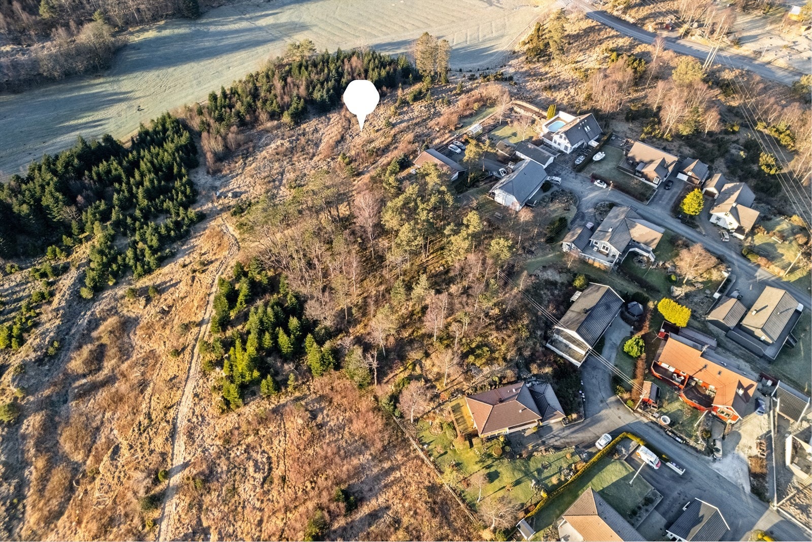 Reguleringsbestemmelsene åpner for mulighet for oppføring av frittliggende eneboliger med saltak. Garasjer/carporter tillates oppført med en mønehøyde på inntil 4,5m, og grunnflate på maks 50m2. BYA=30% (per regulerte boligtomt). Galleribilde
