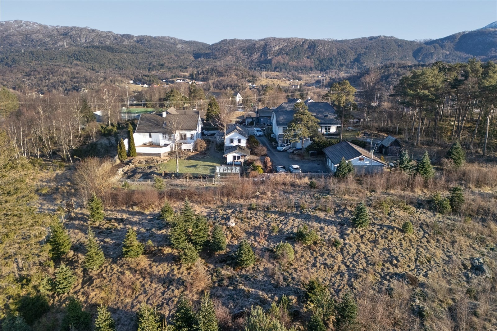 Tomta grenser mot et etablert boligfelt. Det er kort gangavstand til Straumen skule og Skjoldastraumen Maritime FUS barnehage. Galleribilde