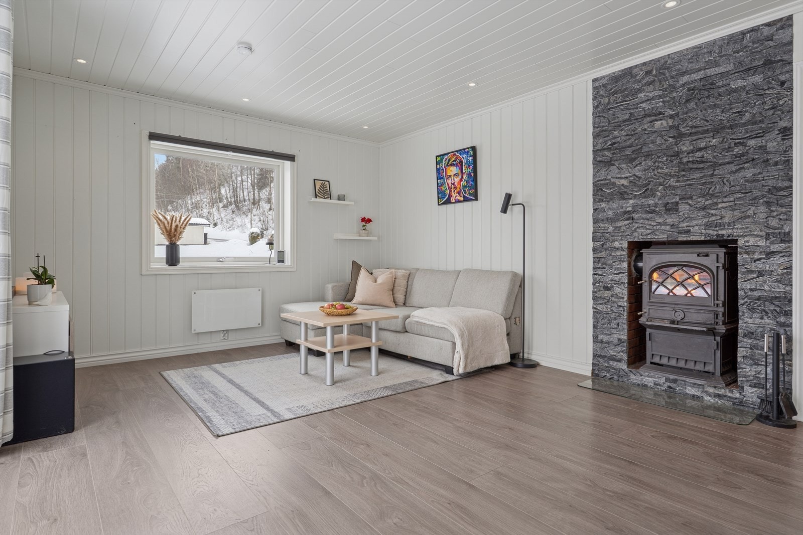 Vedovnen er plassert foran en mursteinspipe og ble sist inspisert i 2024. Galleribilde