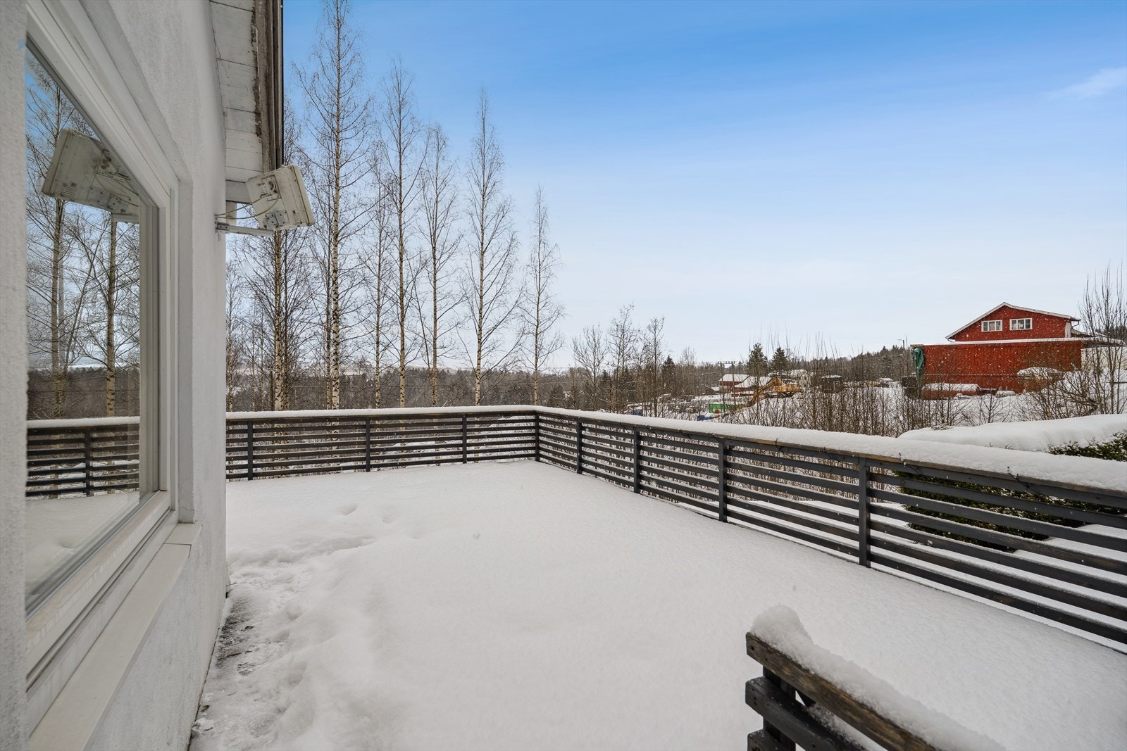 Eiendommen har gode solforhold og en stor hage. Galleribilde