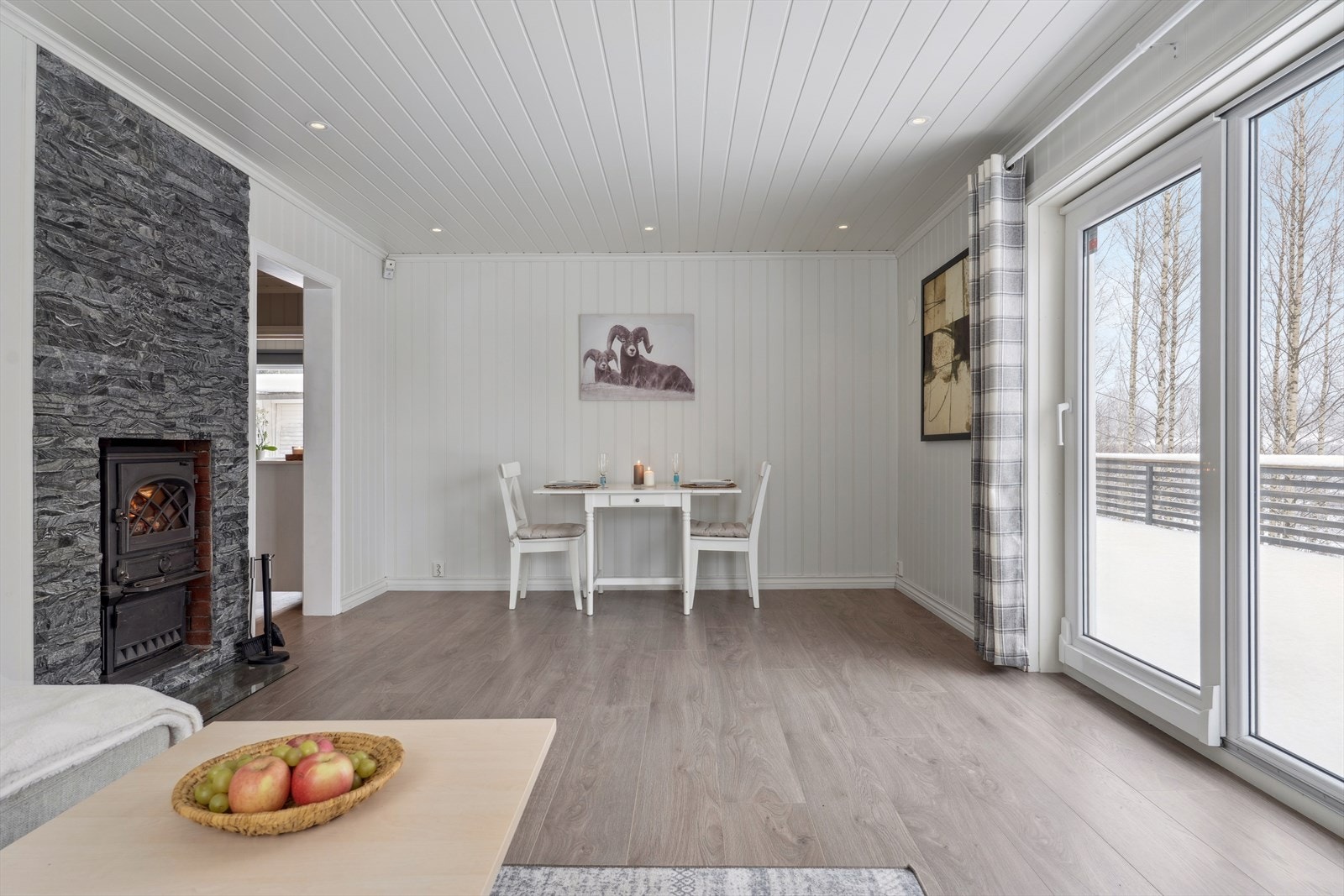 Her er det god plass for en egen spisedel i tilknytning til stuen. Galleribilde