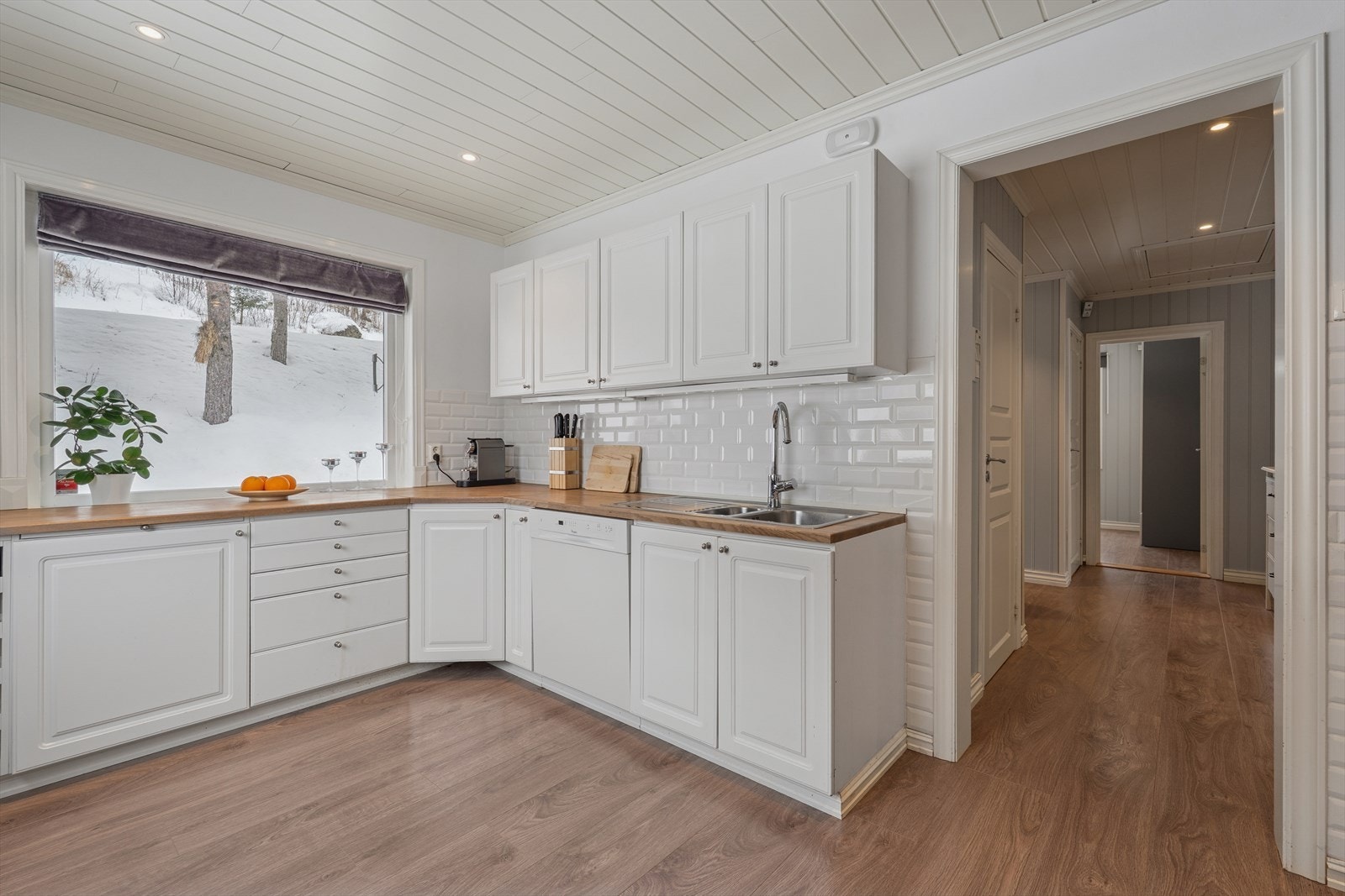 Integrerte hvitevarer inkluderer platetopp, stekeovn, kjøleskap og oppvaskmaskin. Galleribilde