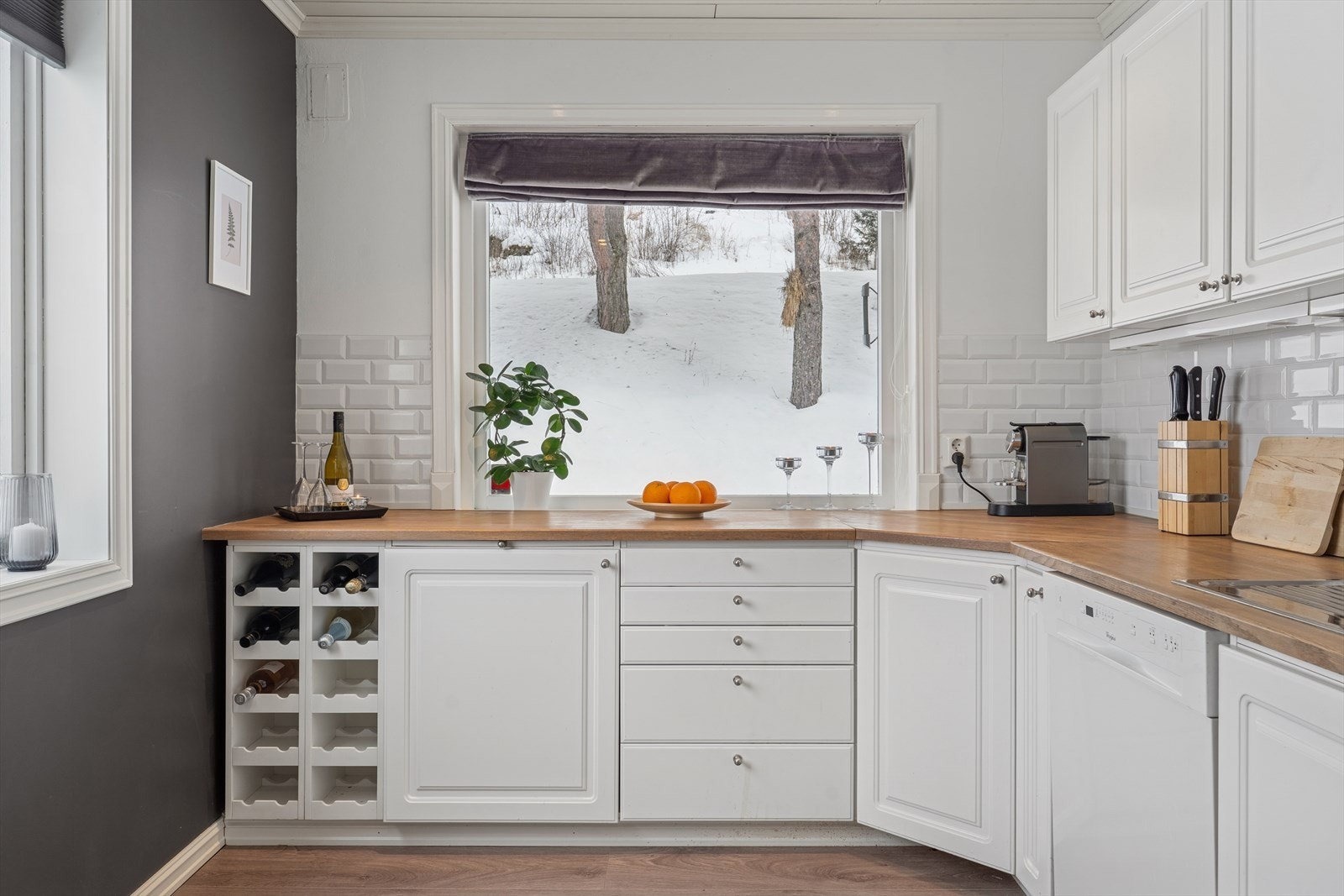 Benkeplaten er i heltre, og det er godt med skap- og benkeplass. Galleribilde