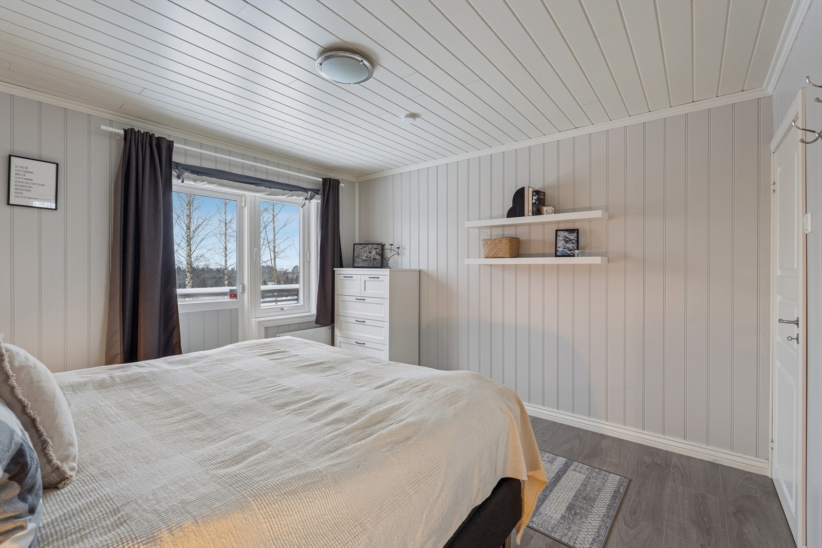 Vinduet gir godt med dagslys og utsikt mot hagen. Galleribilde