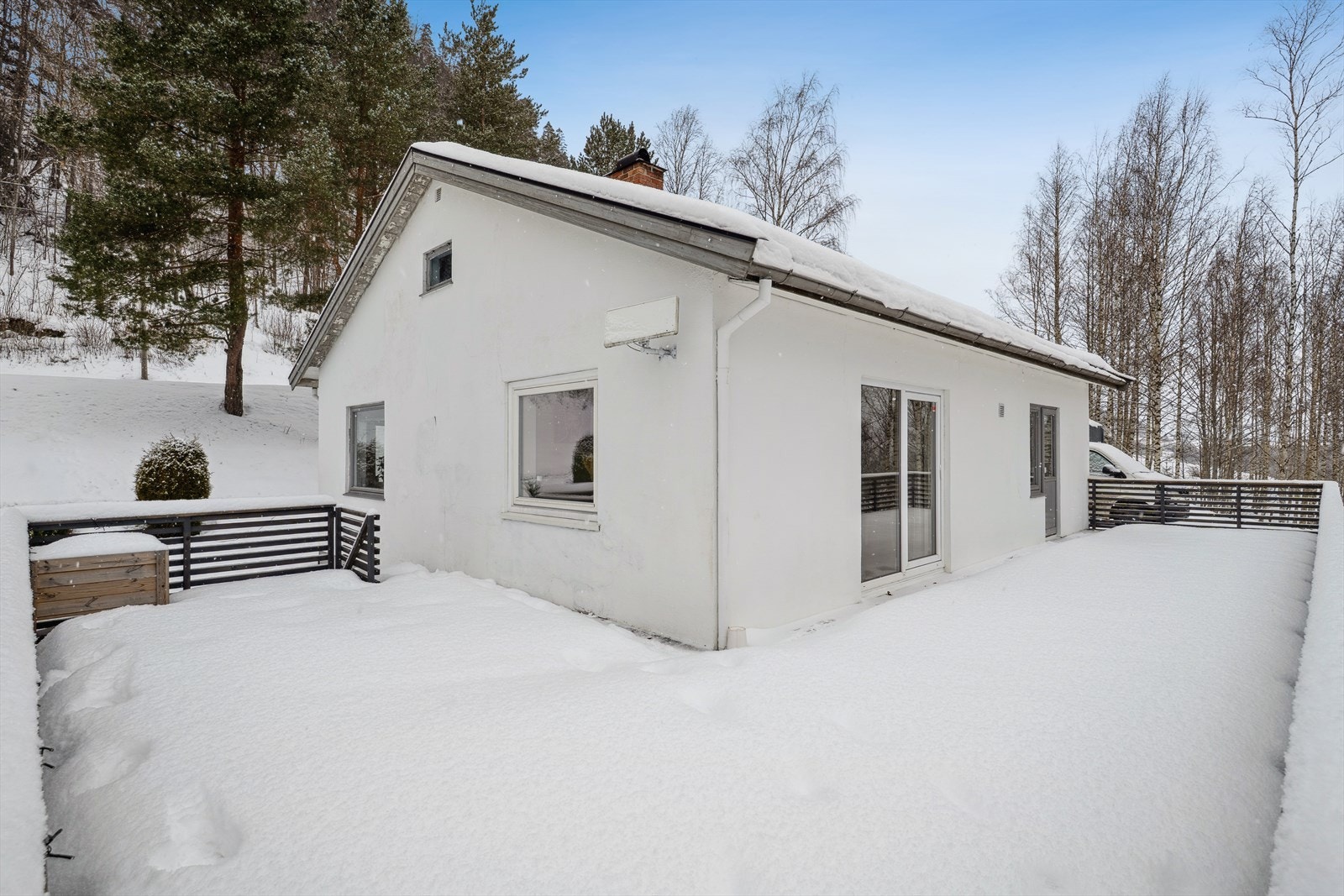 Stor solrik terrasse. Galleribilde