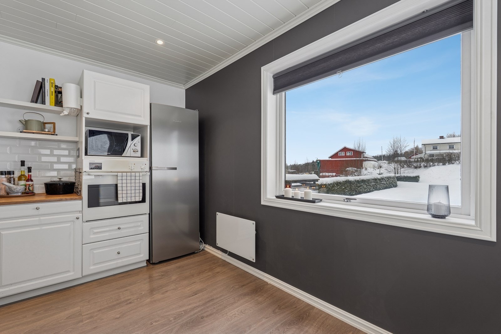 Det er plass til en liten spiseplass ved vinduet på kjøkkenet. Galleribilde