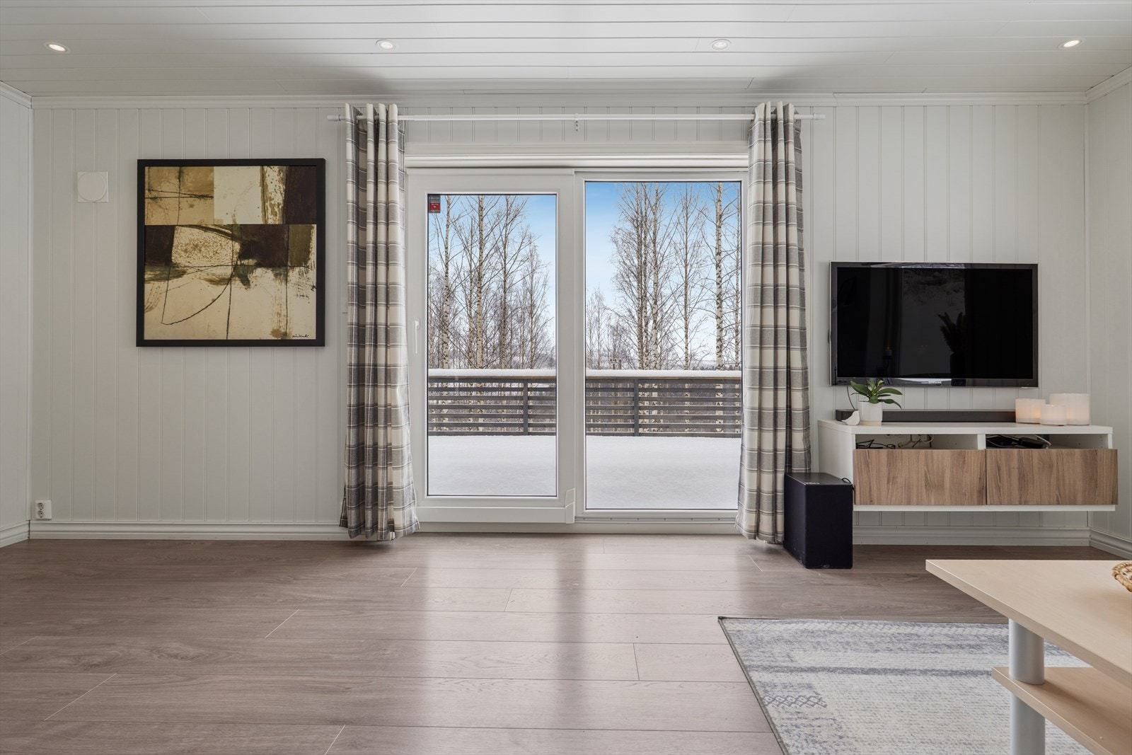 Vinduene i stuen ble byttet i 2022, noe som sikrer god isolasjon og lysinnslipp. Galleribilde