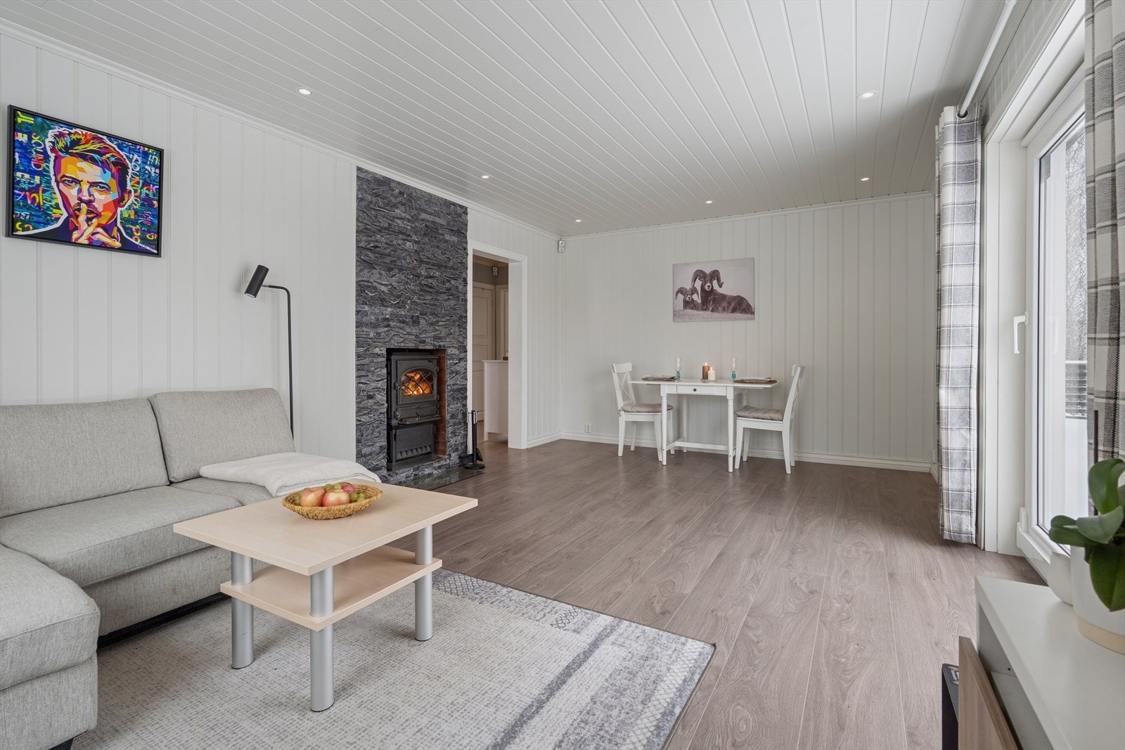 Rommet gir god plass til både sofagruppe og spisebord. Galleribilde