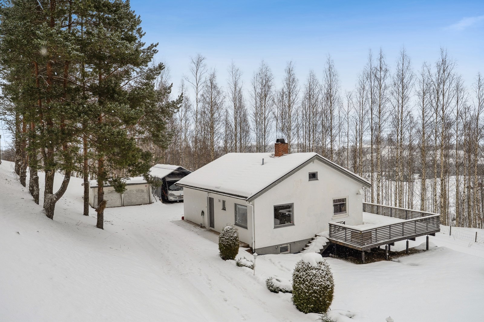 Eiendommen har en landlig beliggenhet med en romslig tomt og flott utsikt. Galleribilde