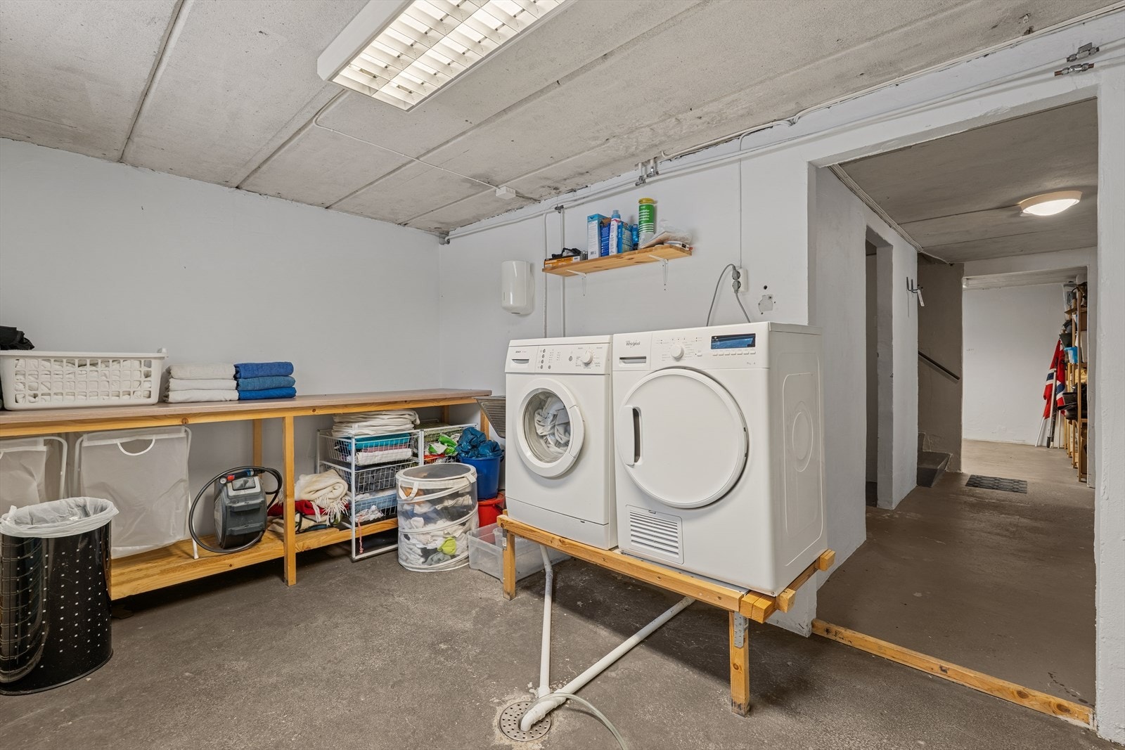 Praktisk vaskerom med opplegg for vaskemaskin og god plass til tørkestativ. Galleribilde