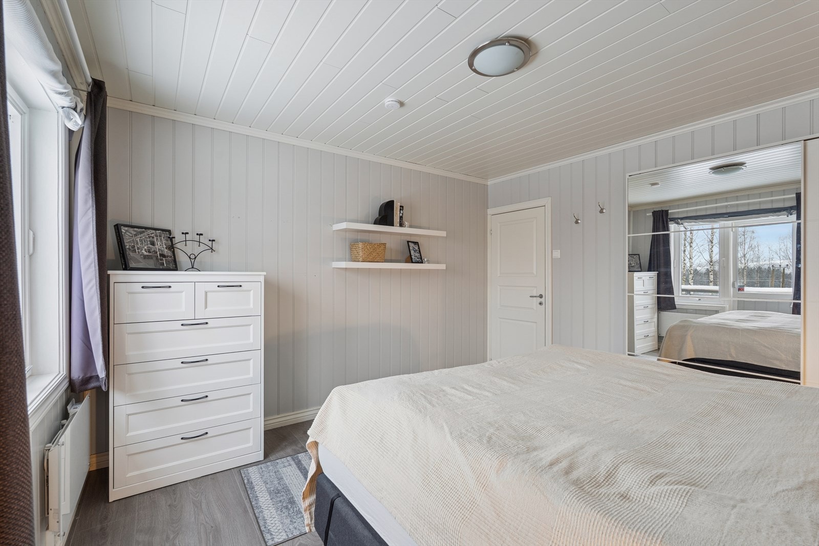 Rommet er lyst med malte flater og plass til oppbevaringsmøbler. Galleribilde