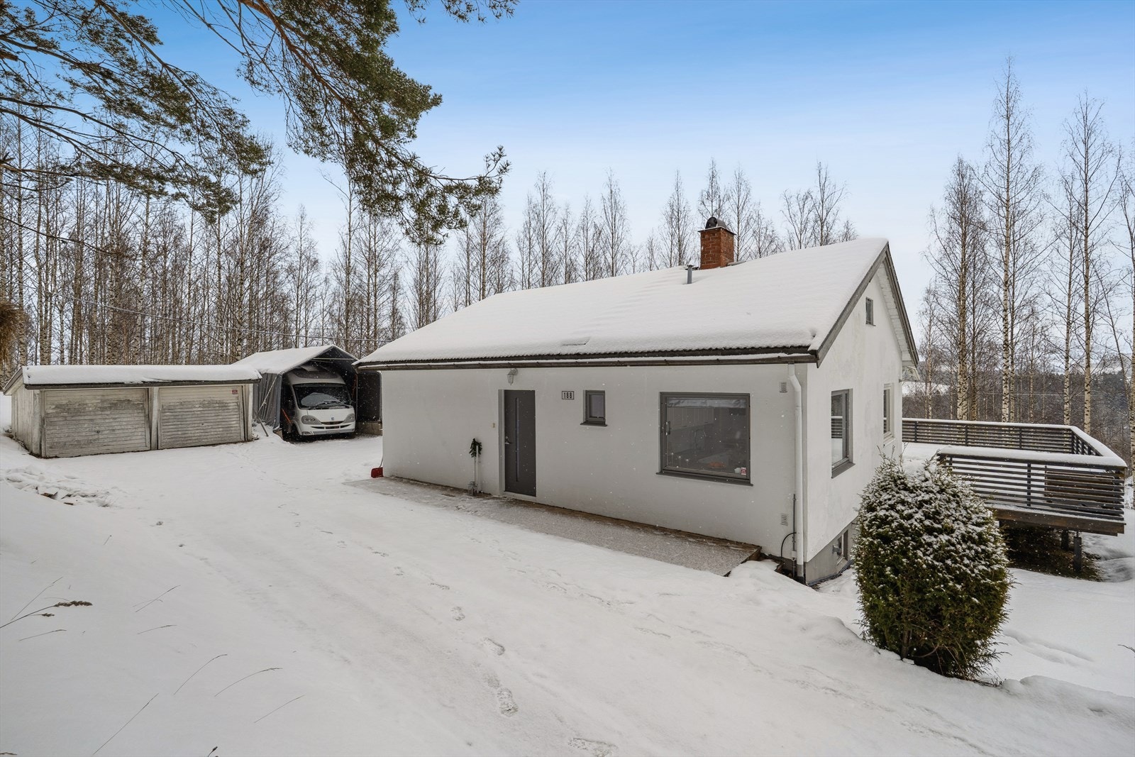 Eiendommen har et inngangspartiet med platting på ca. 12 m². Eiendommen har privat stikkvei og rikelig med biloppstillingsplasser. Galleribilde