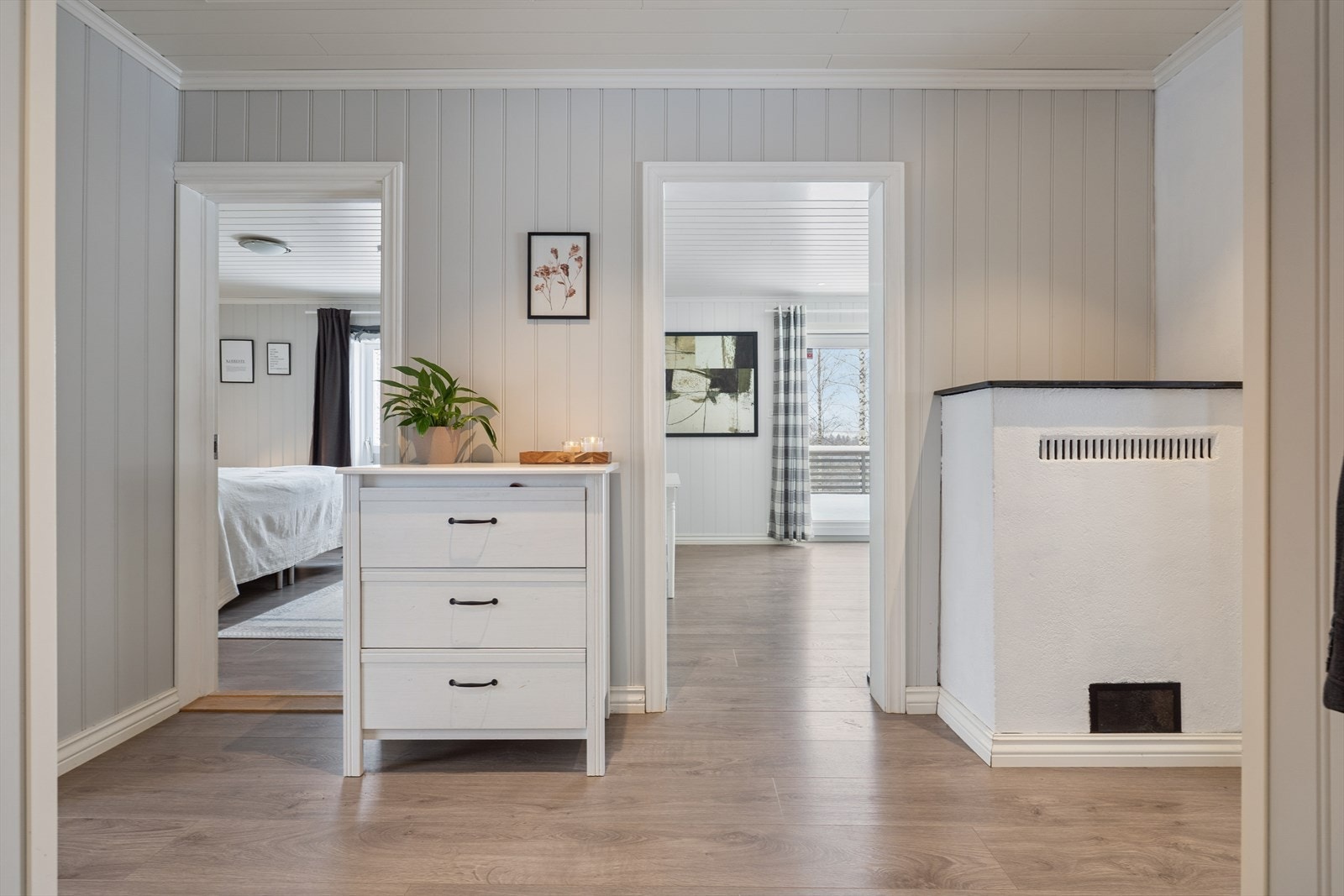 Fra gangen er det adkomst til boligens private del med soverom og bad. Galleribilde