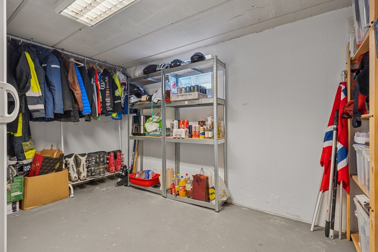 Underetasjen byr på rikelig med lagringsplass i flere boder. Galleribilde