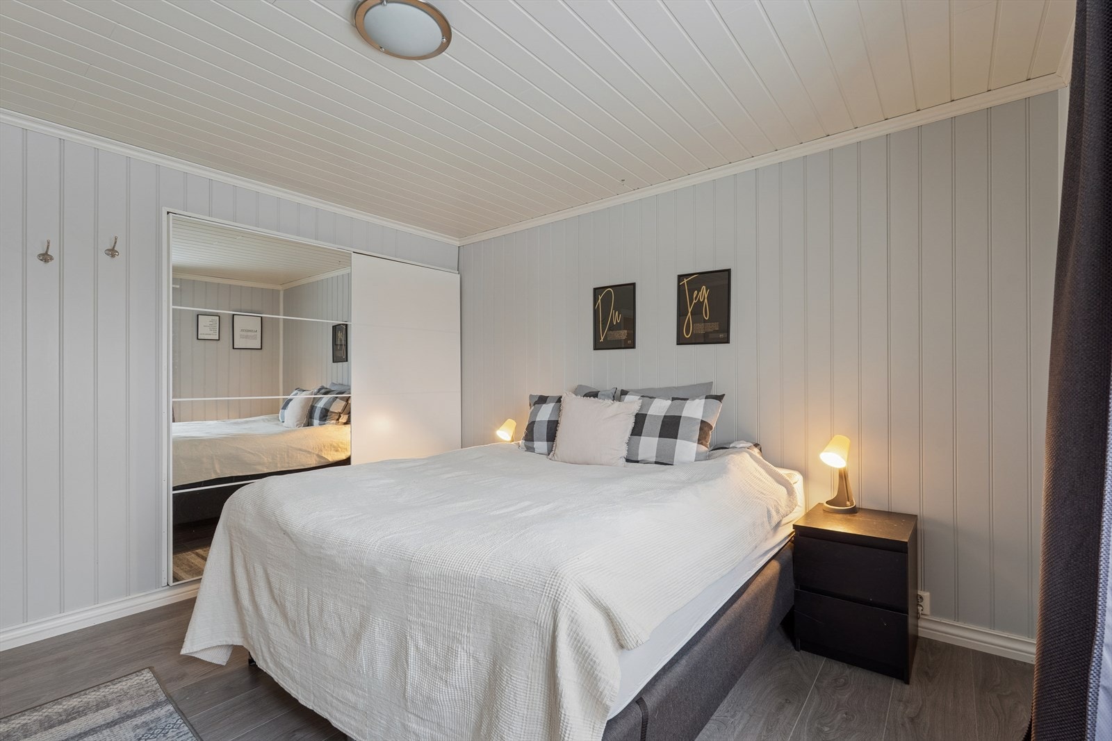 En stor skyvedørsgarderobe gir rikelig med oppbevaringsplass. Galleribilde