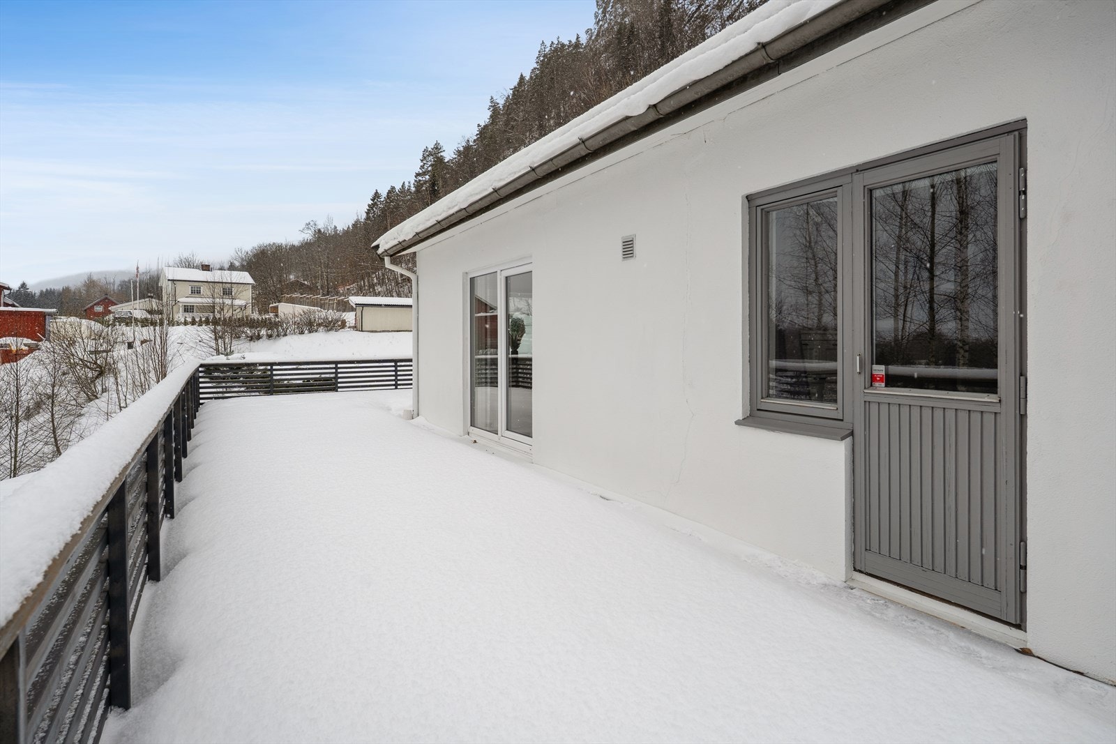 Balkongdør i 1. etg med utgang fra stue. Galleribilde