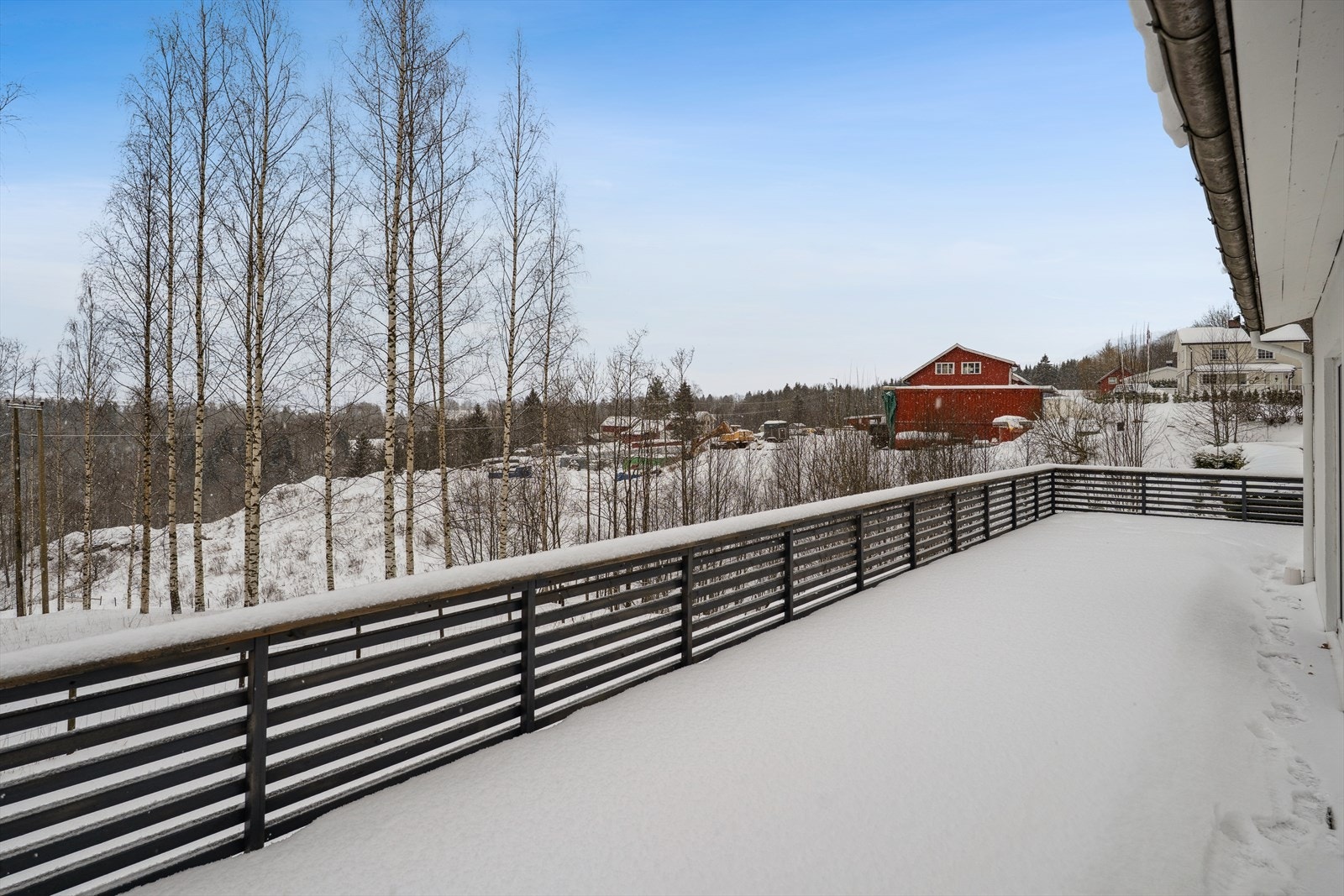 Fra terrassen har man en åpen og fin utsikt over nærområdet. Galleribilde