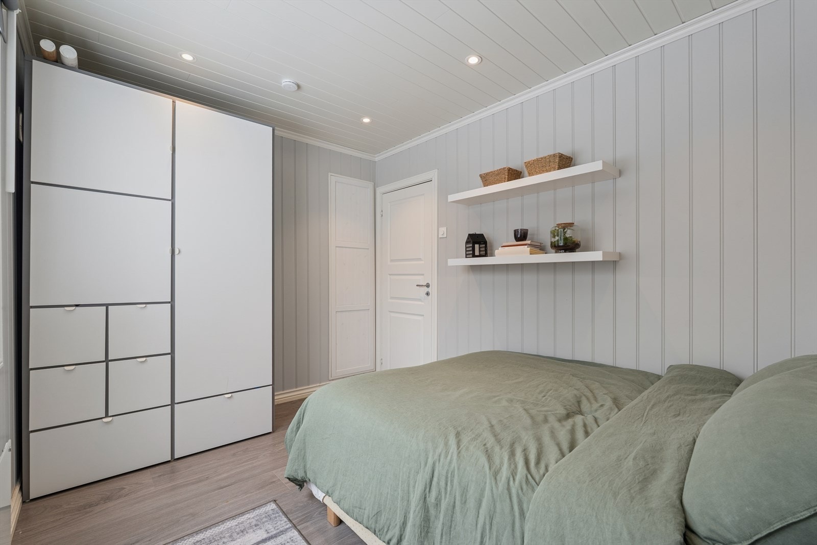 Dette soverommet ble oppgradert med nye spotter i taket i 2019. Galleribilde