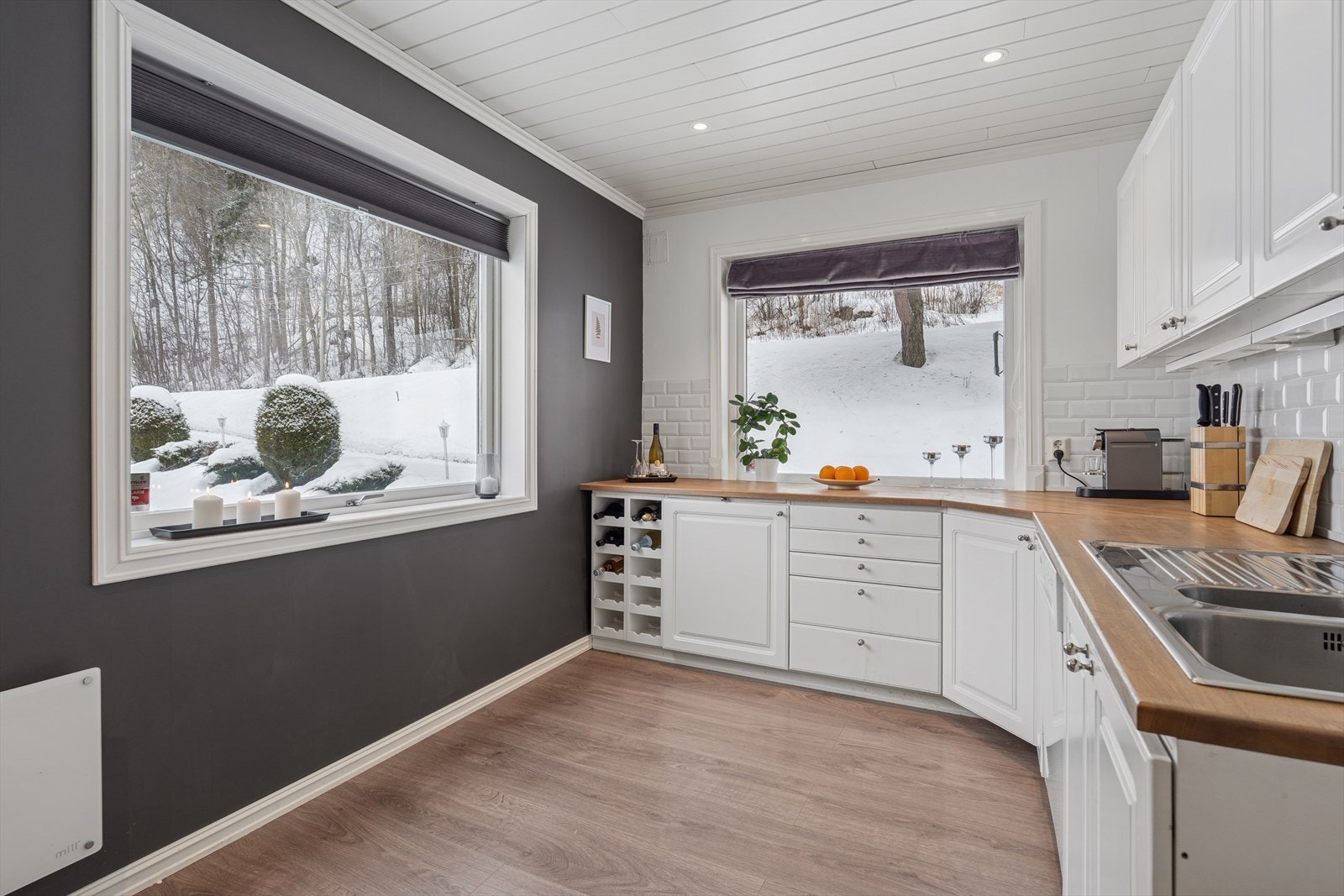 Store vindusflater gir rikelig med naturlig lys til arbeidsområdene. Galleribilde