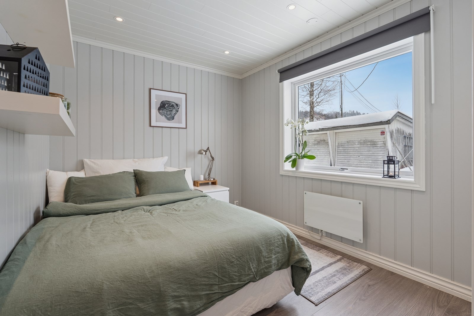 Boligen har to soverom i første etasje, begge med laminatgulv og malte vegger. Galleribilde