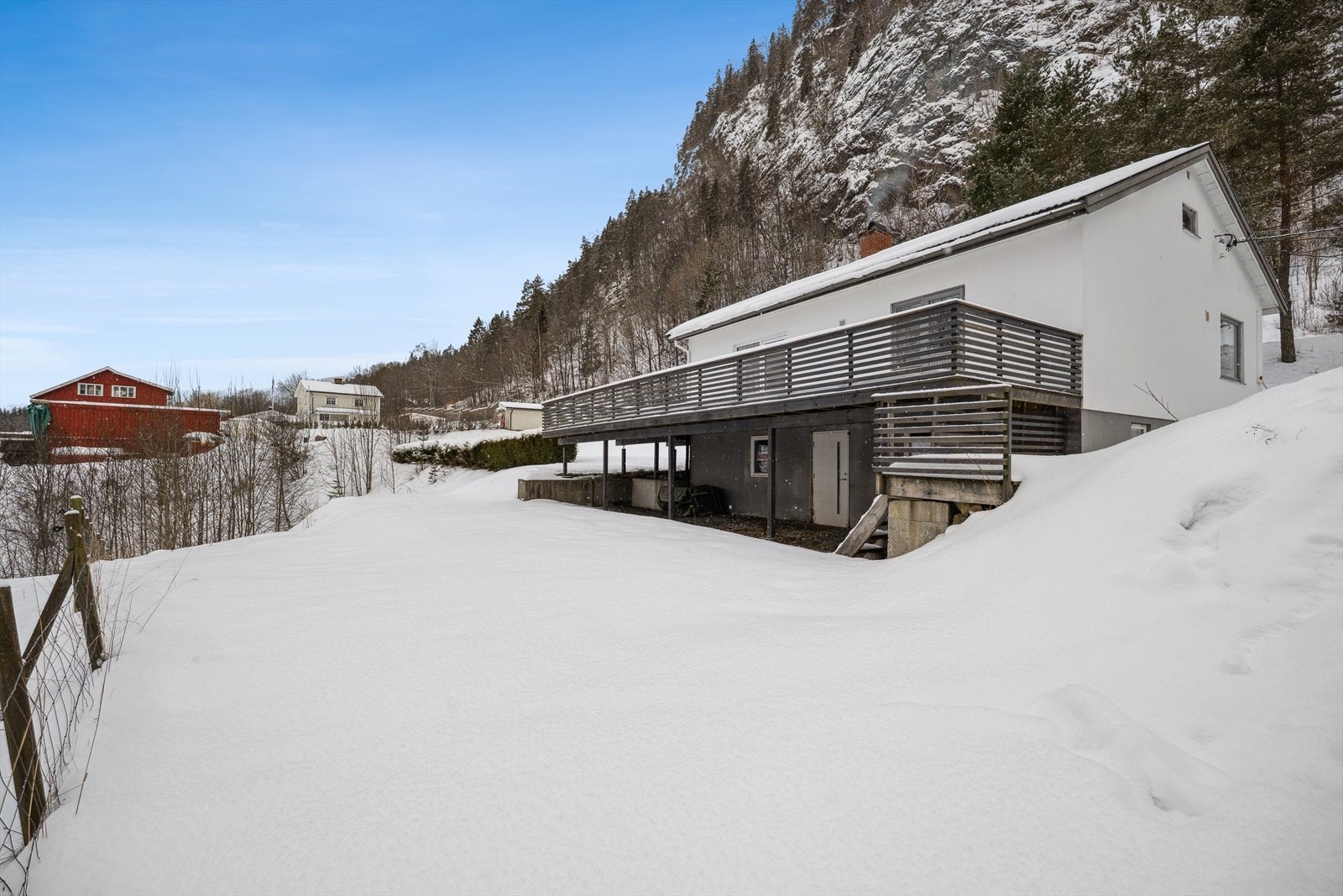 Tomten er opparbeidet med hage og ligger i et lett skrånende terreng. Galleribilde