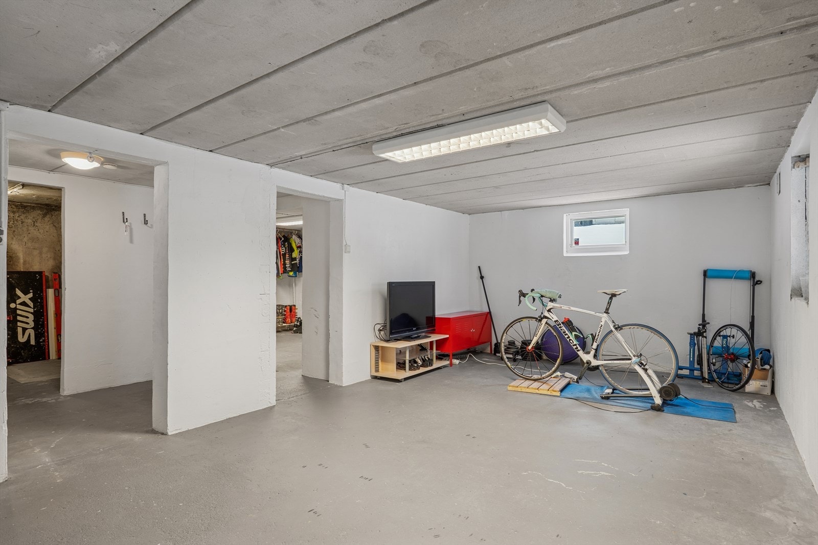 Store, åpne arealer i underetasjen gir fleksible bruksmuligheter. Galleribilde