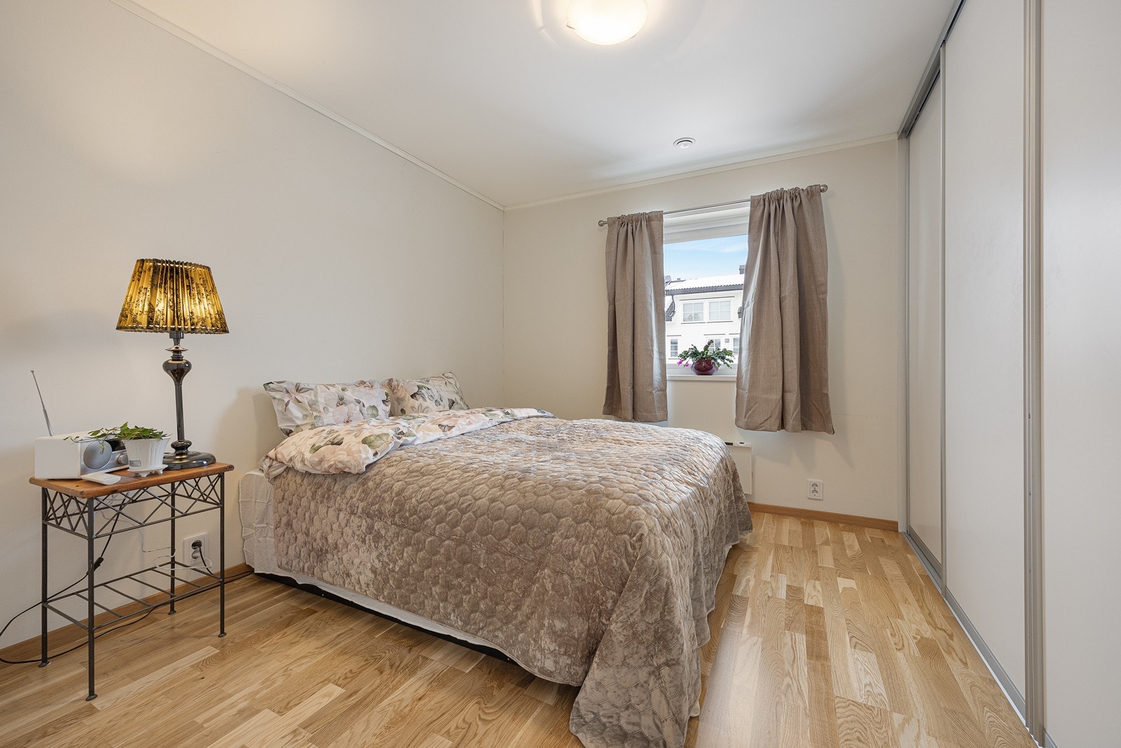 Hovedsoverommet har god plass til dobbeltseng og nattbord. Rommet har en praktisk skyvedørsgarderobe. Galleribilde