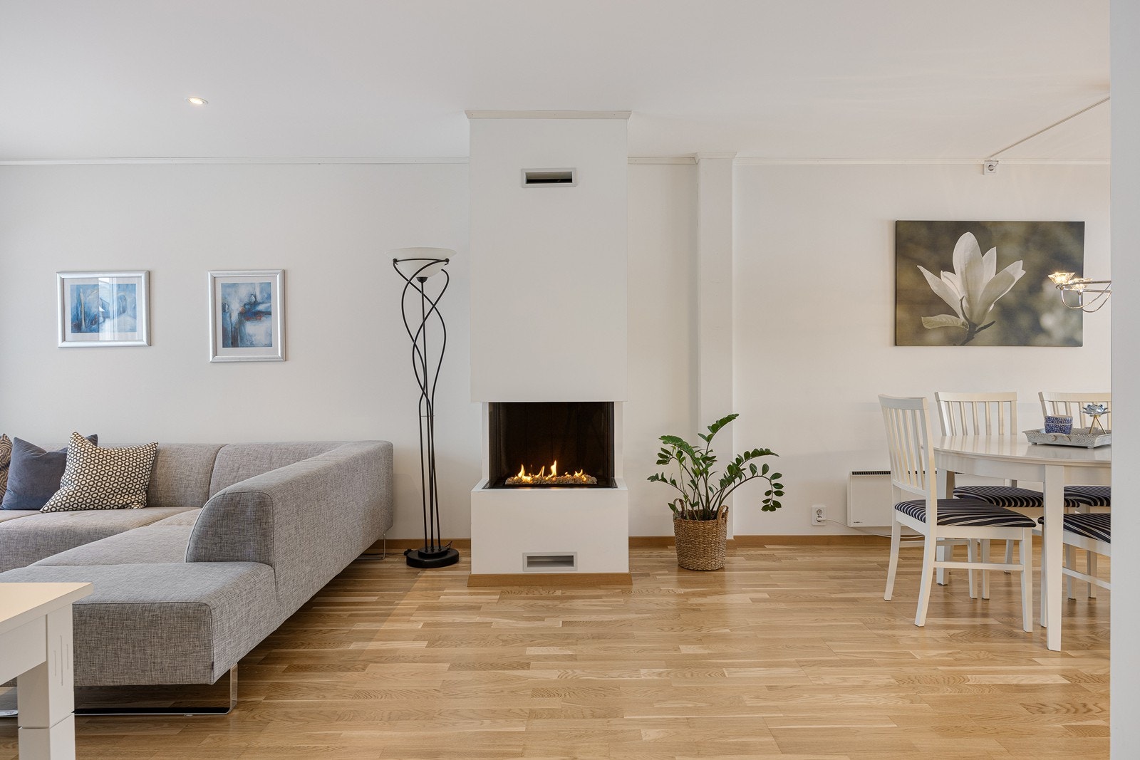 I hjertet av stuen er det en herlig gasspeis. Galleribilde