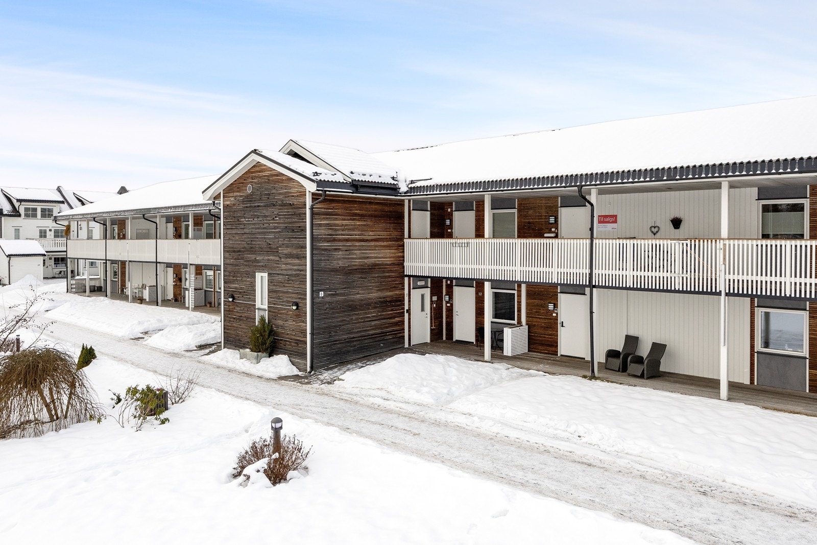 Fellestomten er pent opparbeidet med gressplen, prydbusker og asfalterte internveier, og på området er det en stor, inngjerdet plass med lekeapparater og sittebenker til felles anvendelse. Galleribilde