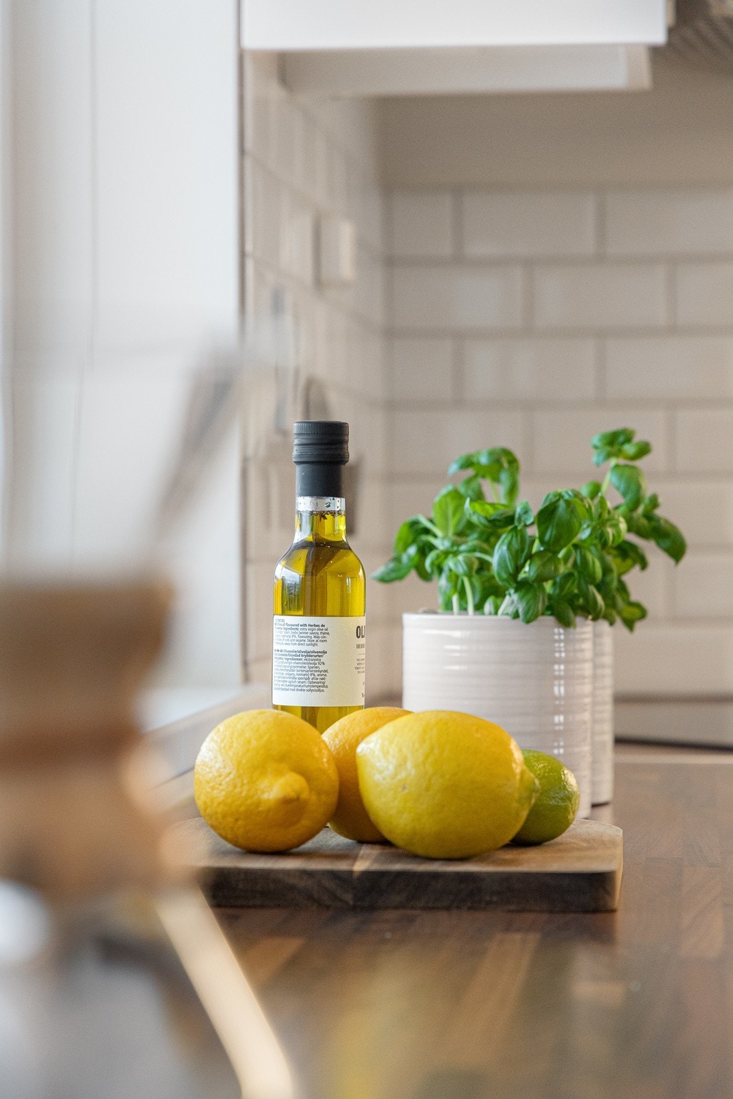 I kjøkkenet er det hvite avlange fliser i forbandt mønster. Galleribilde