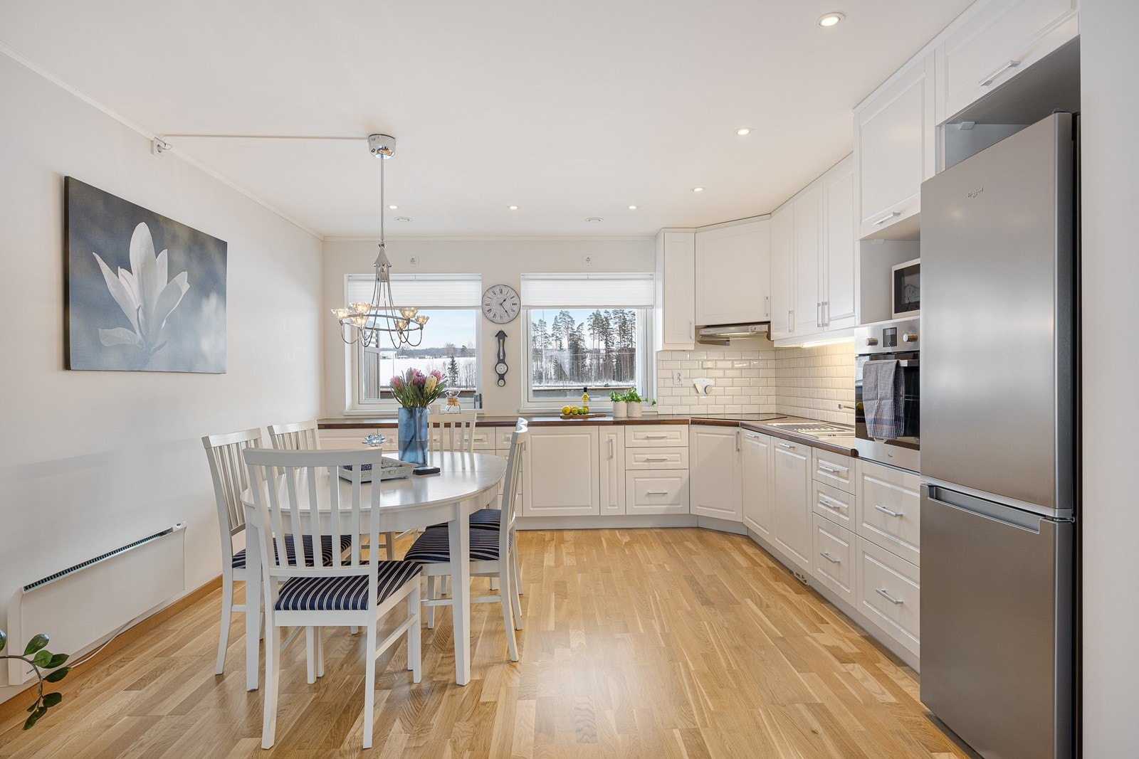 Kjøkkenet er i åpen løsning mot stuen. Galleribilde