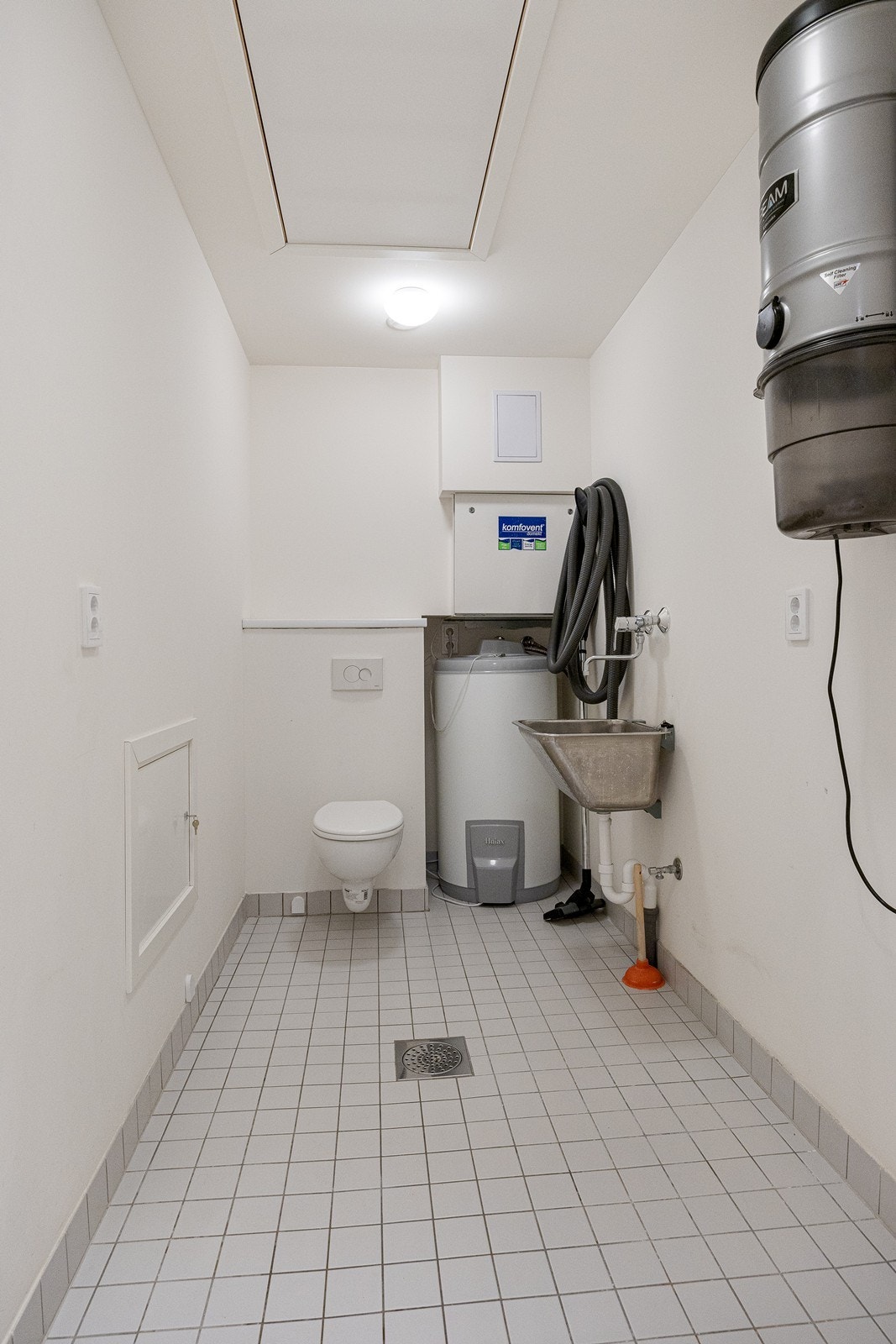 Leiligheten har et praktisk vaskerom / toalettrom. Galleribilde