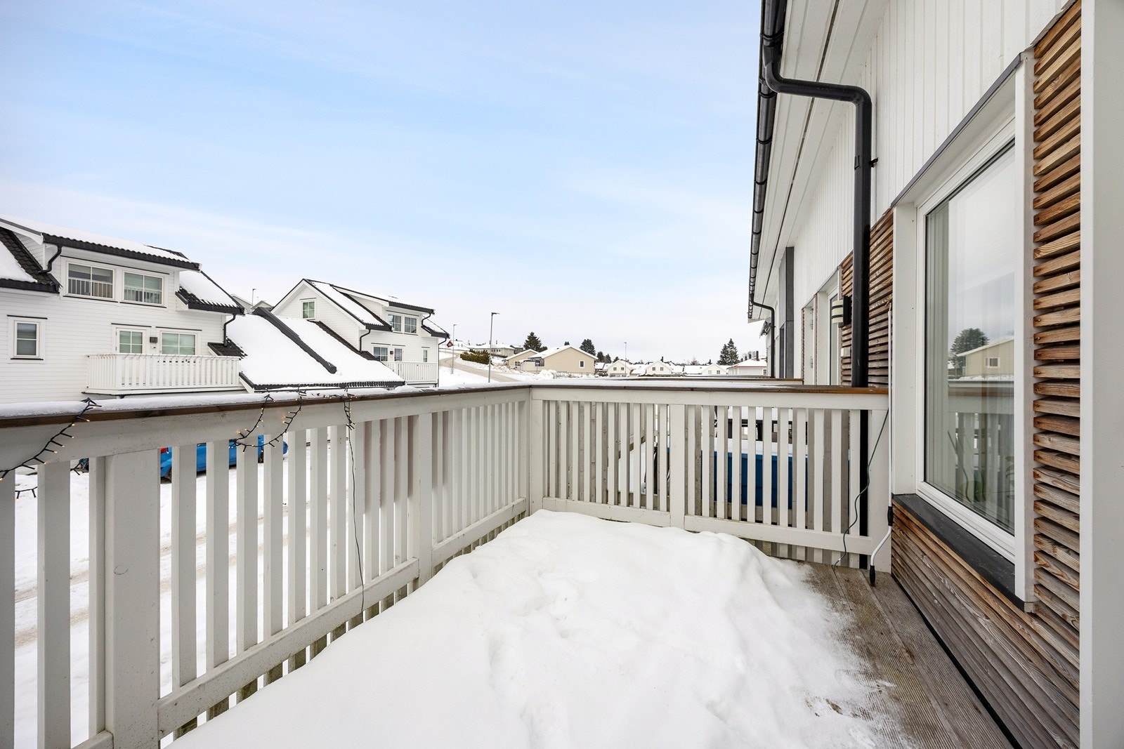 Balkongen er på ca 14 kvm og byr på god gode muligheter for møblering. Galleribilde