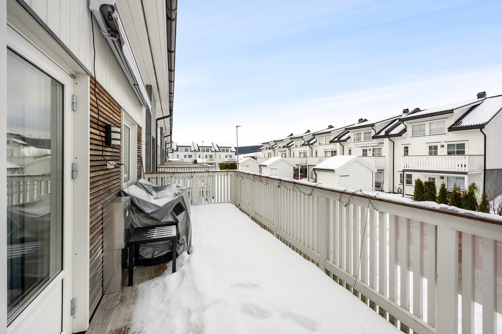 Balkongen er utstyrt med markise, stikkontakt og utendørs belysning. Galleribilde