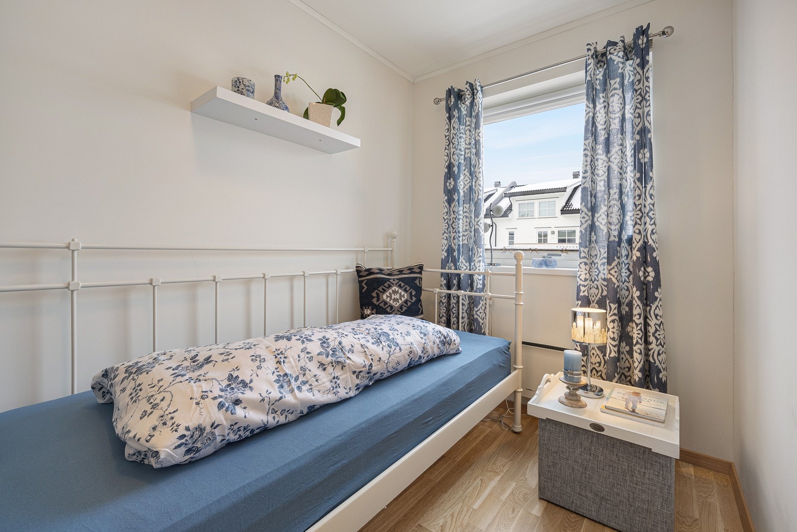 Det er to pene soverom i leiligheten, og begge byr på luftig atmosfære og duse fargevalg. Galleribilde